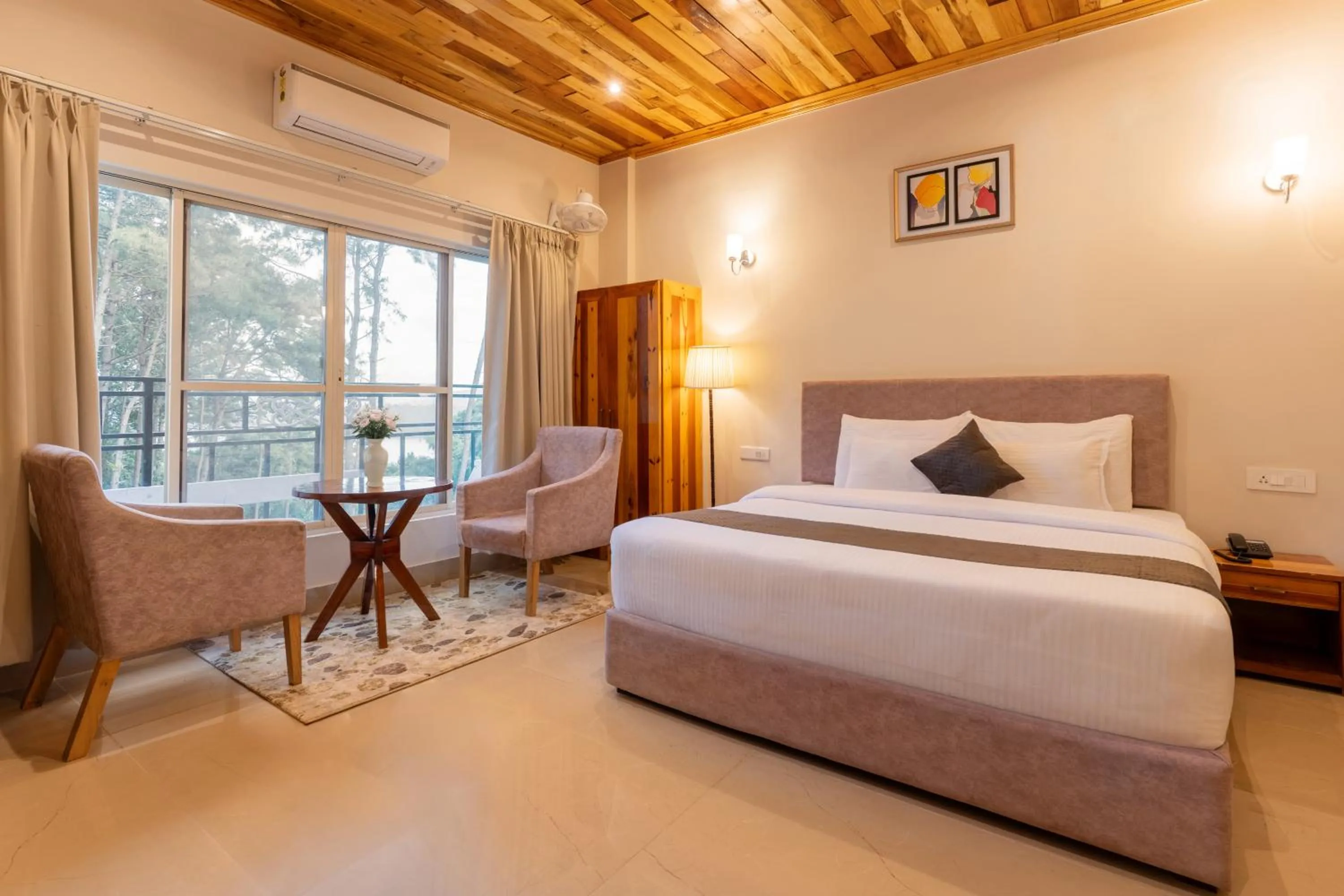 Bed in La Nicholas Lake View by Summit Hotels