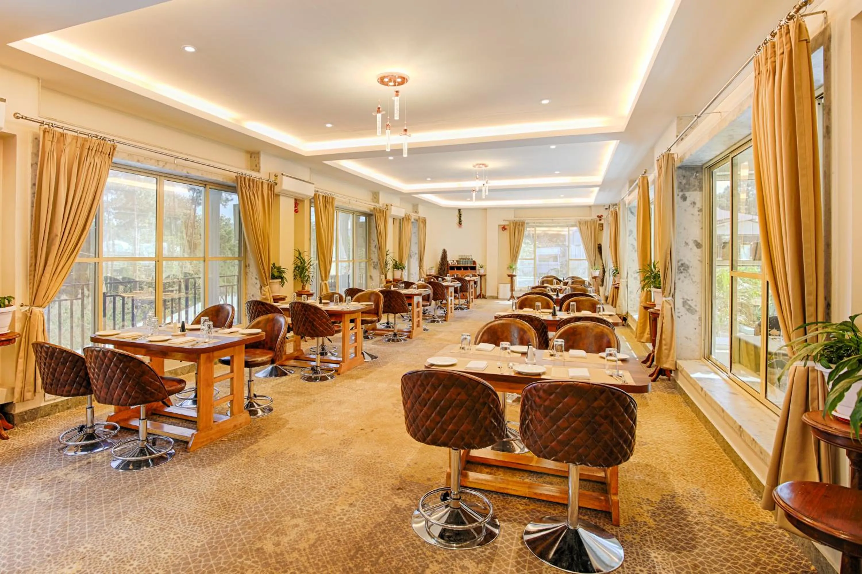 Dining area in La Nicholas Lake View by Summit Hotels