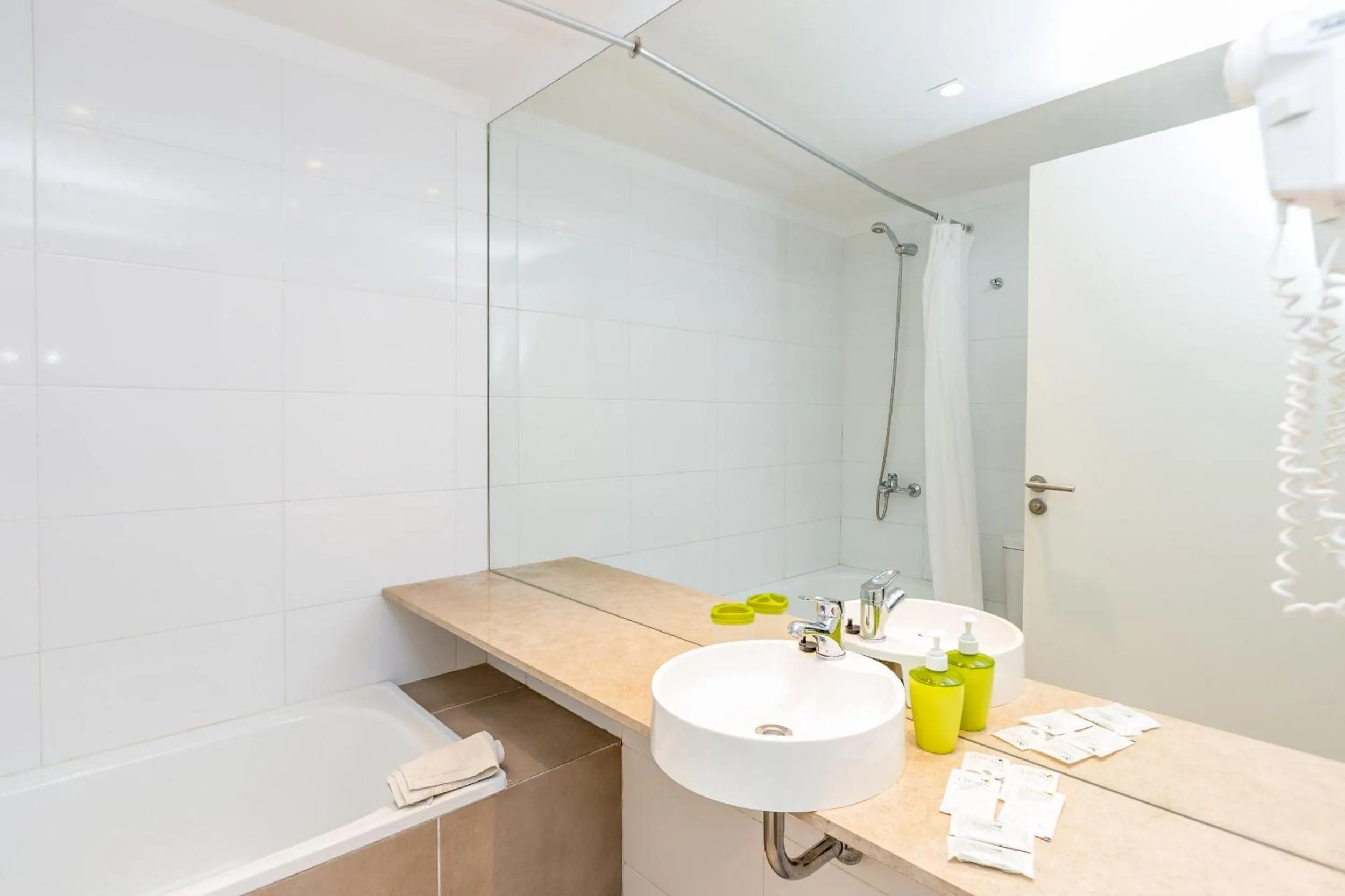 Shower in Babel Belgrano