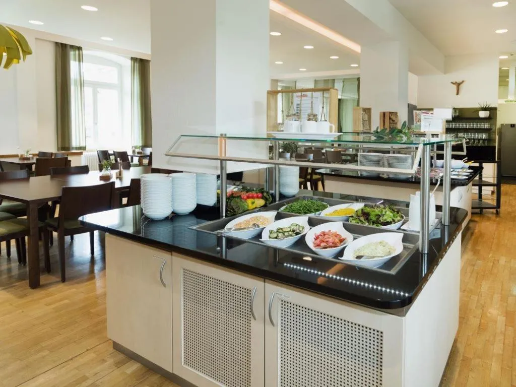 Lunch in Bildungshaus St. Bernhard - Wohnen und Tagen