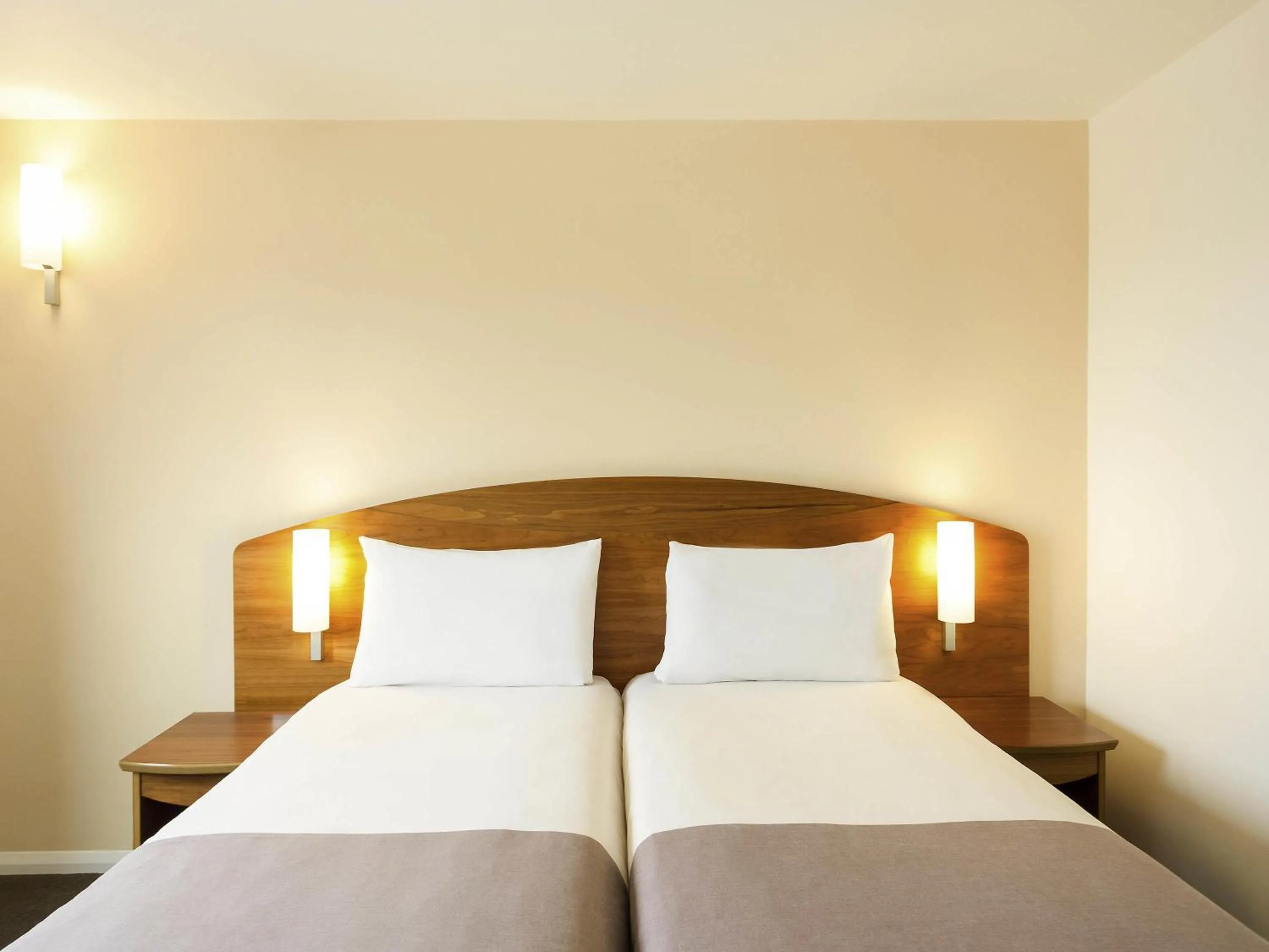 Bedroom, Bed in ibis Hotel Northampton Centre