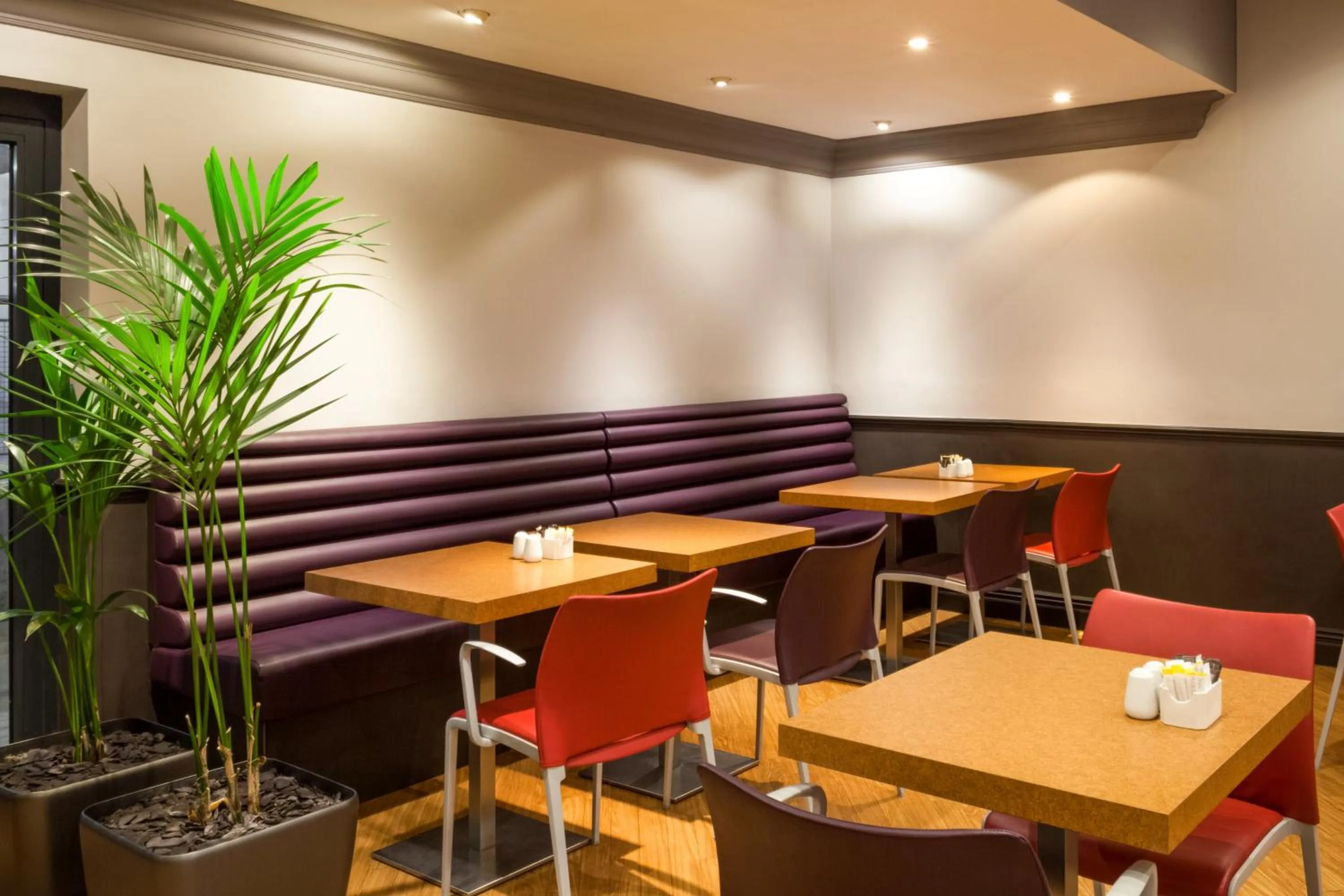 Restaurant/places to eat in ibis Hotel Northampton Centre