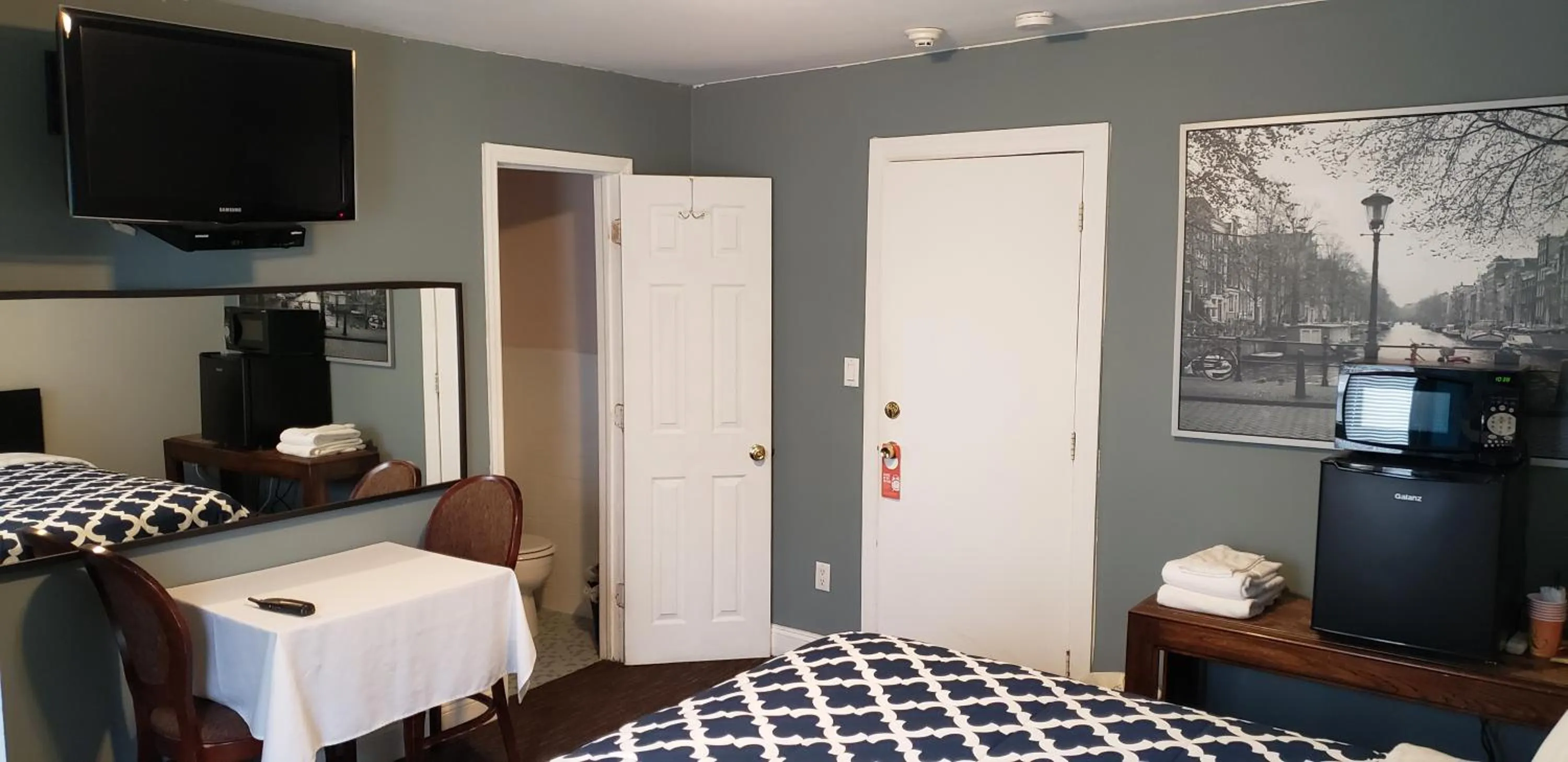 Property building, Bed in Jones Beach Hotel