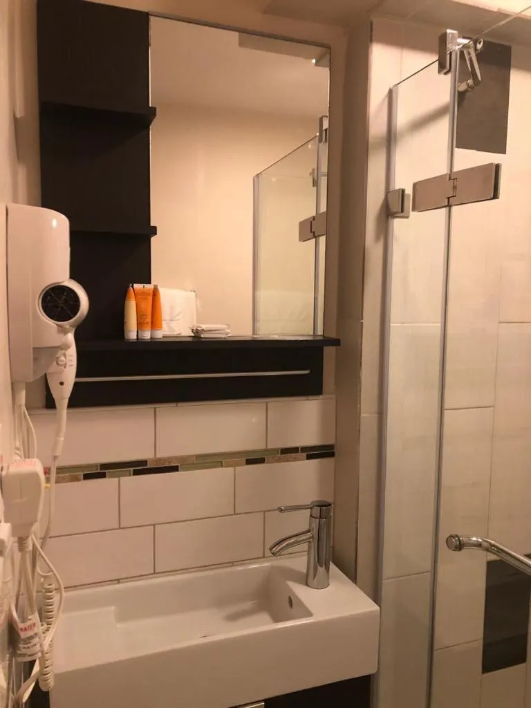 Shower in Jones Beach Hotel