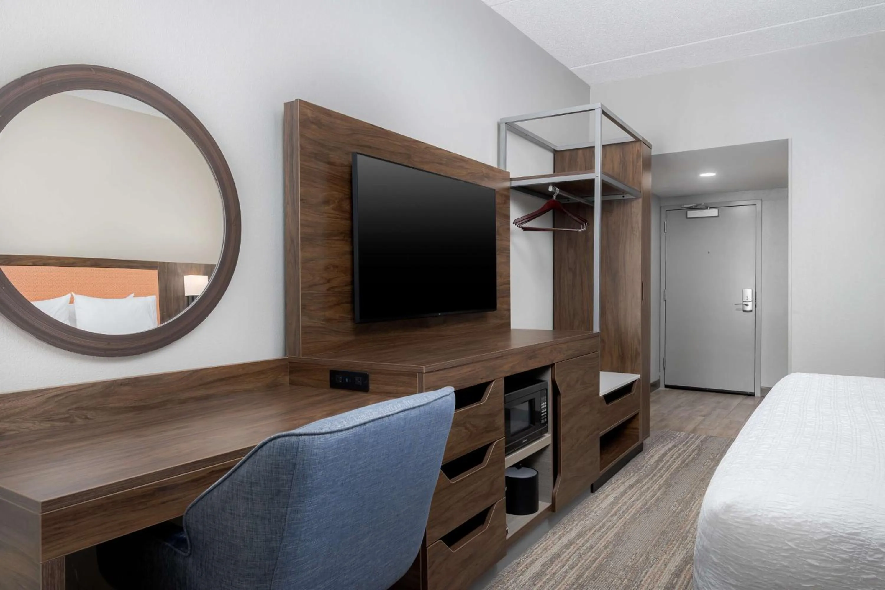 Bedroom, Bed in Hampton Inn Louisville Airport Fair/Expo Center