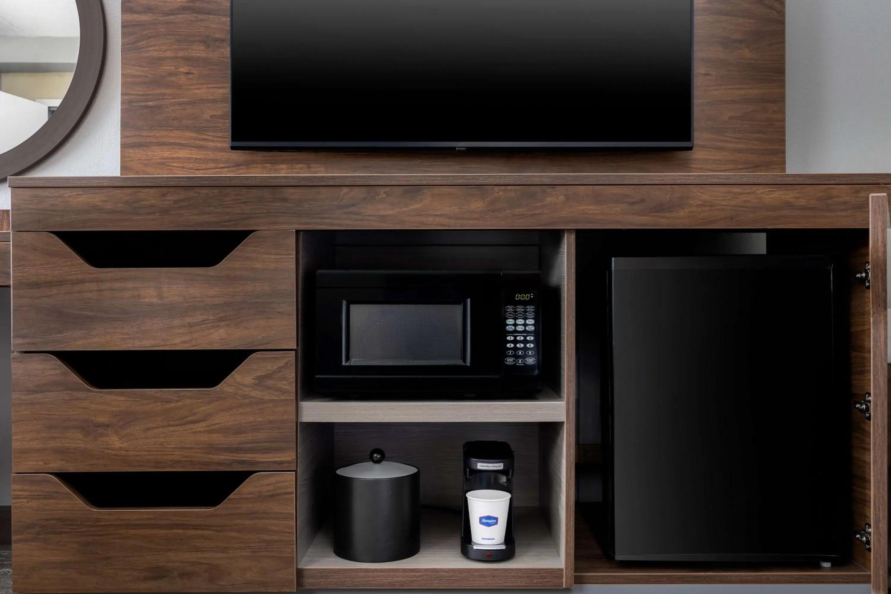 Photo of the whole room in Hampton Inn Louisville Airport Fair/Expo Center