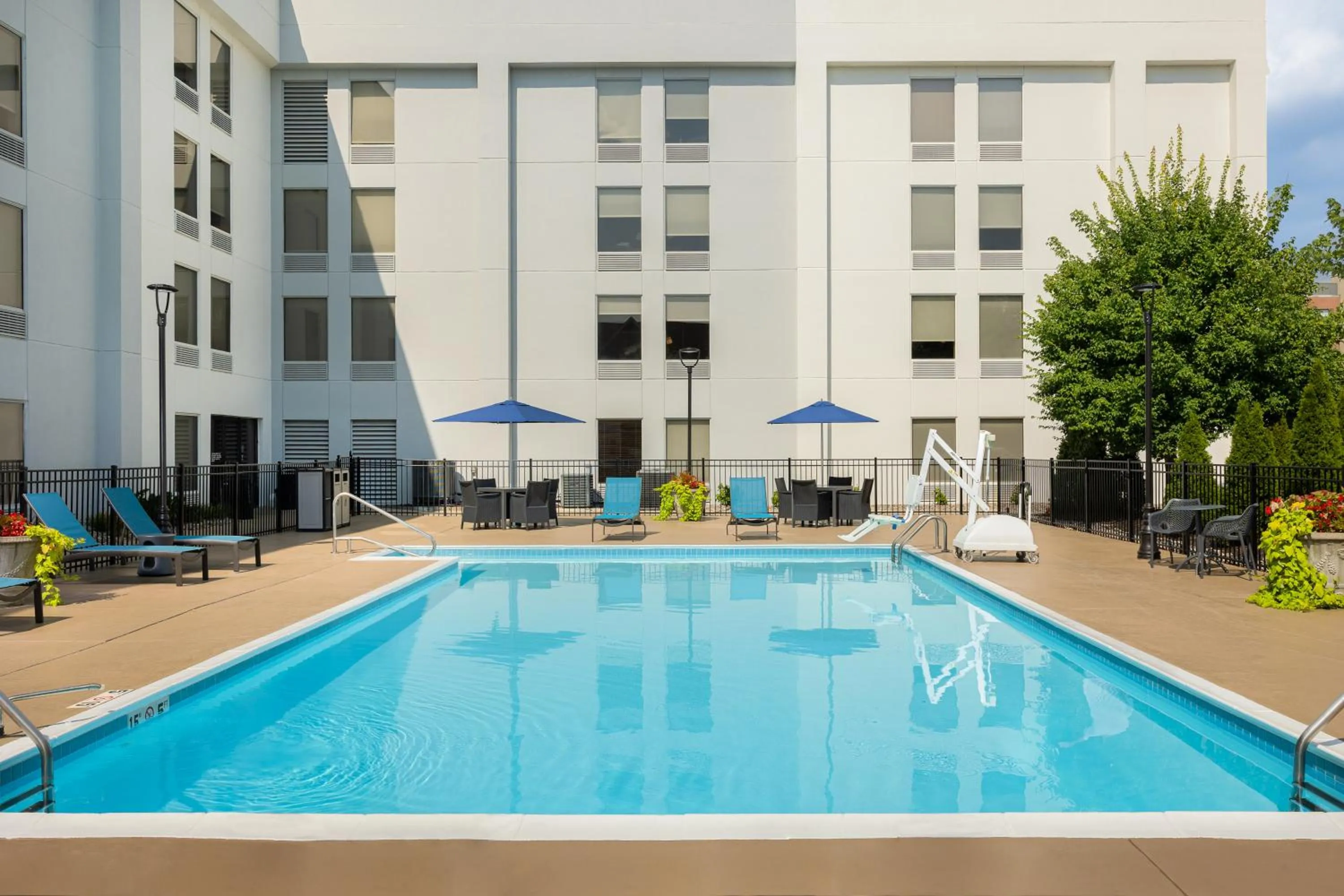 Swimming pool in Hampton Inn Louisville Airport Fair/Expo Center