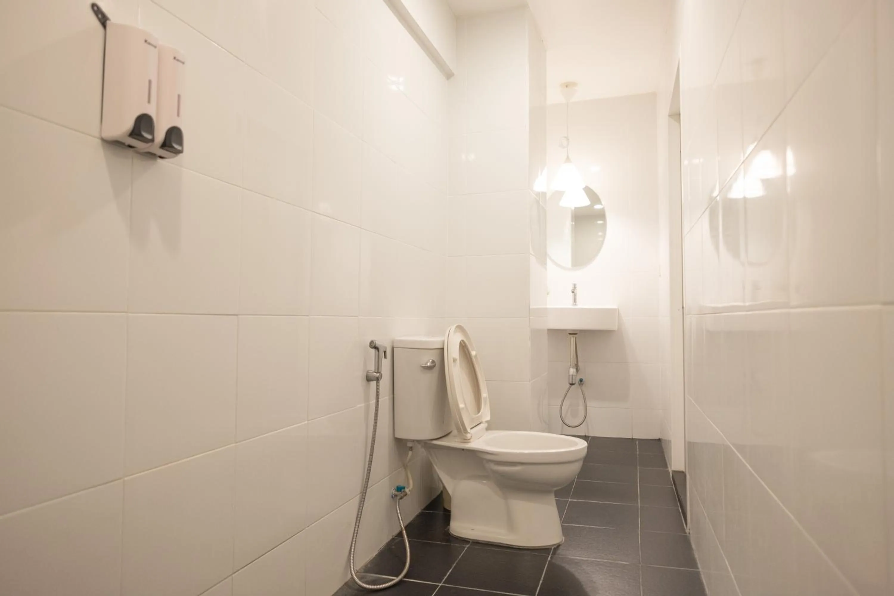 Toilet in Petra Poshtel Donmuang