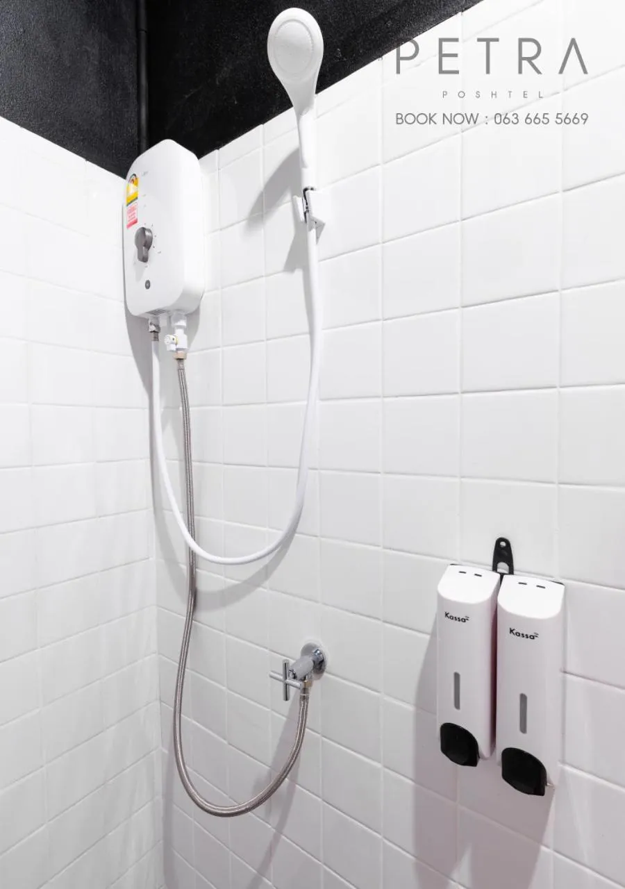 Shower in Petra Poshtel Donmuang