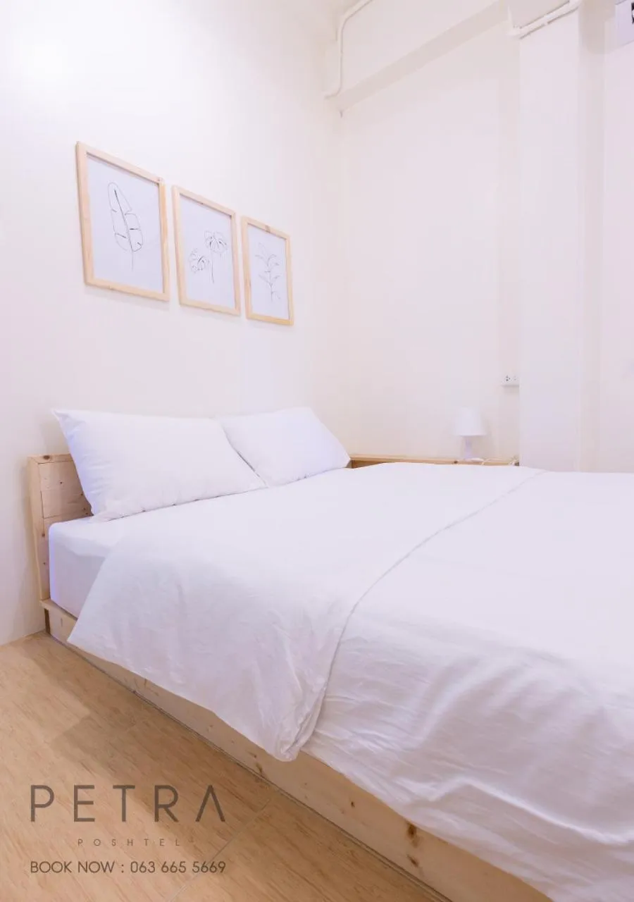 Bed in Petra Poshtel Donmuang