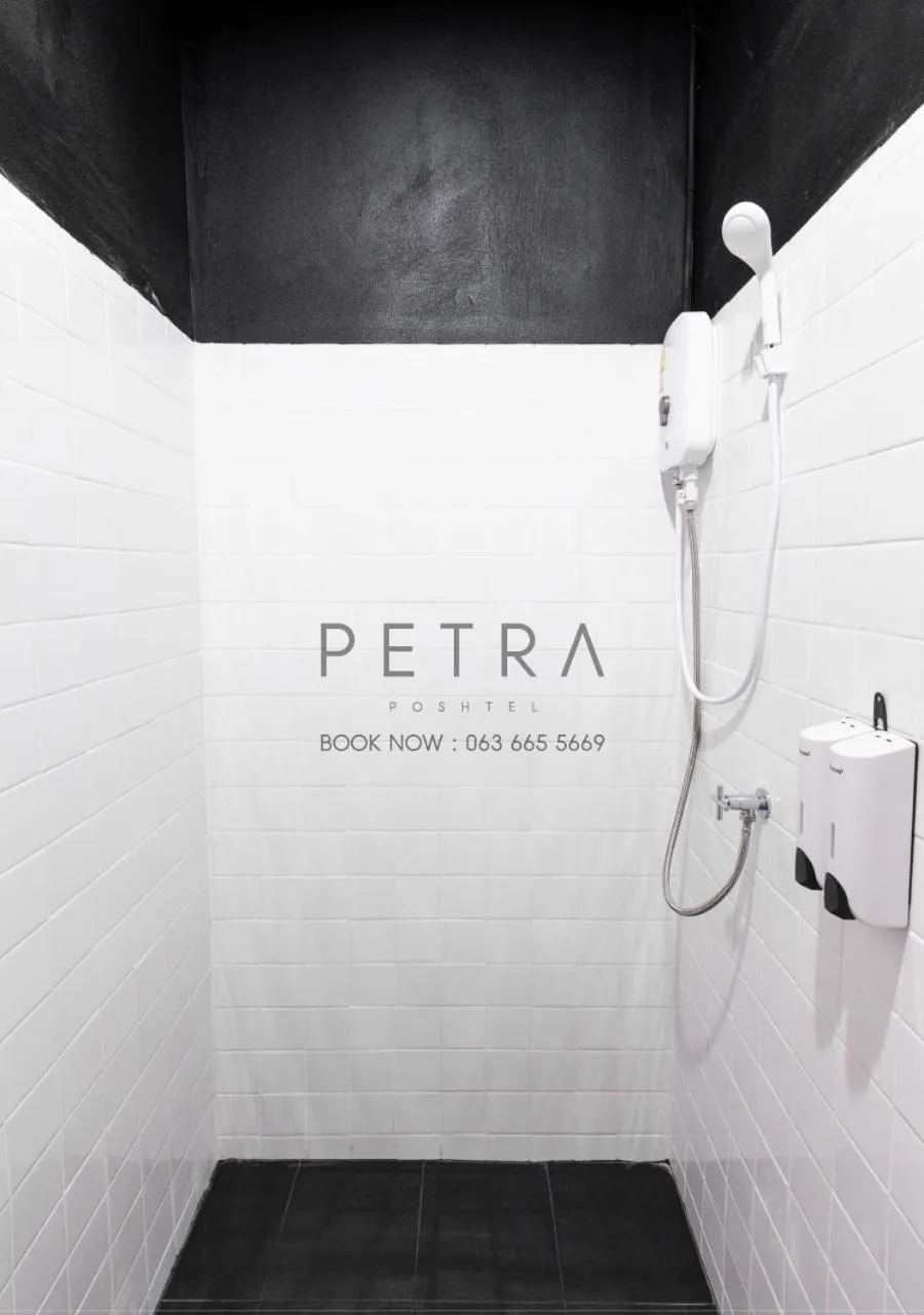 Shower in Petra Poshtel Donmuang