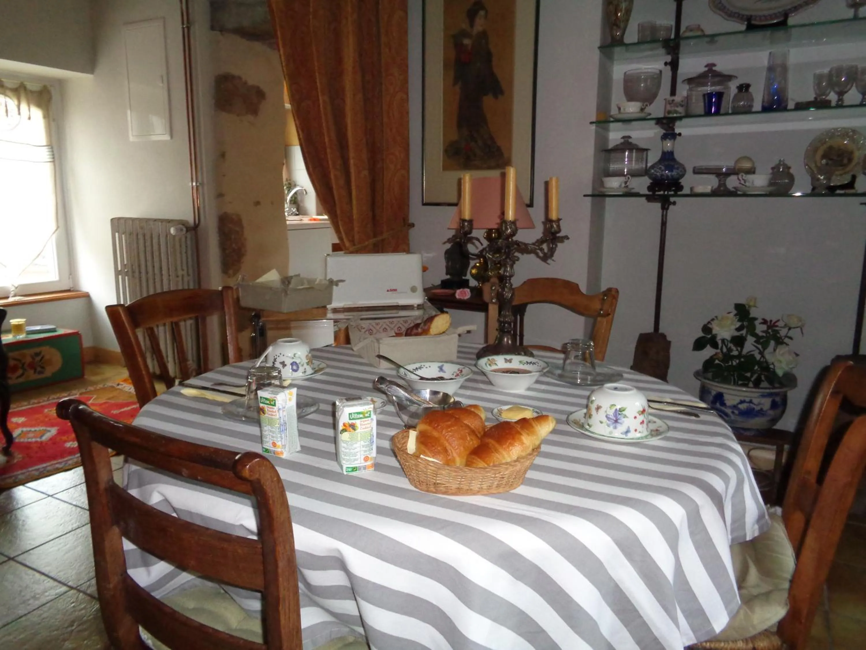 Continental breakfast in Ker Adsav o'naturel