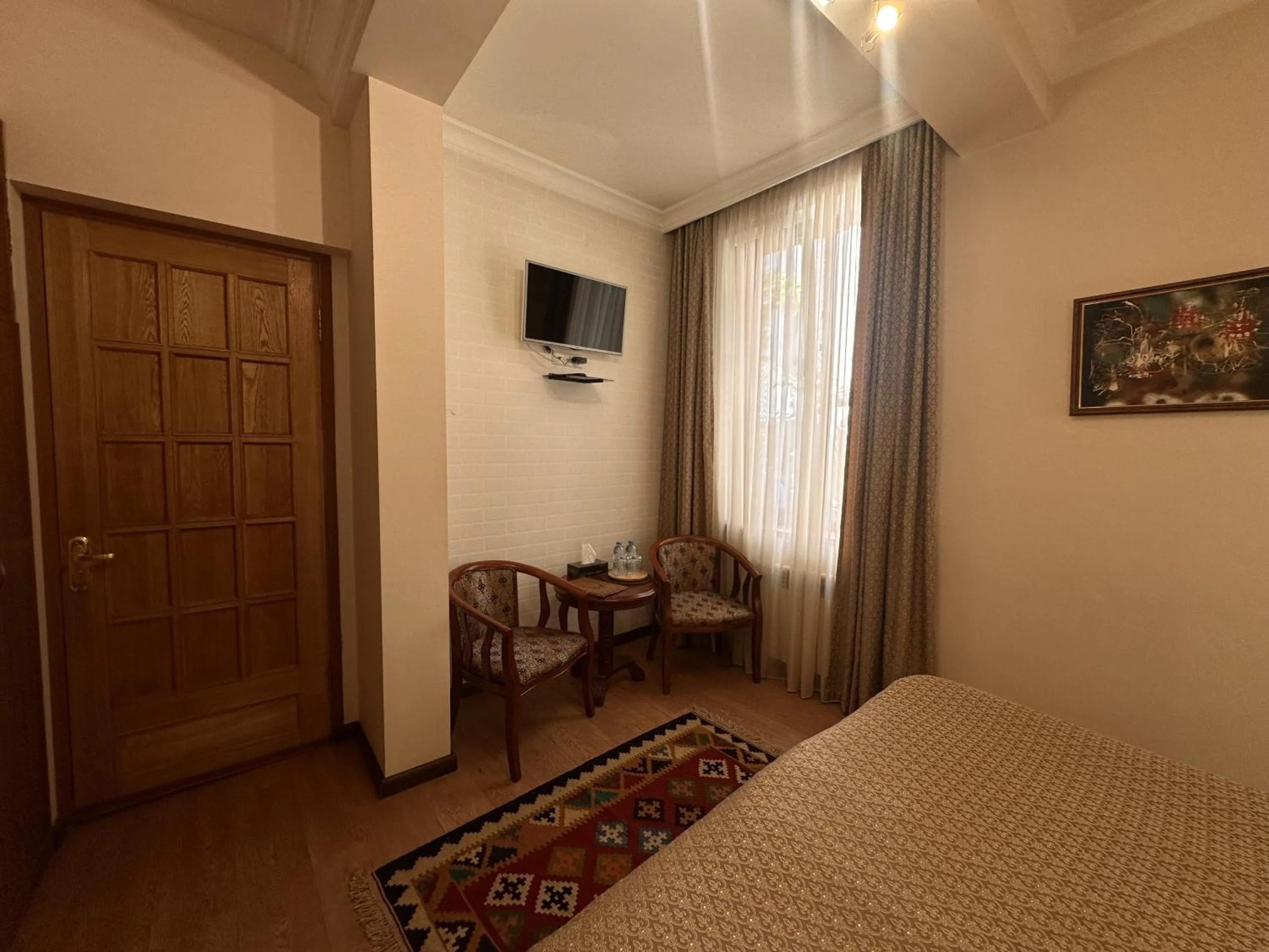 Communal lounge/ TV room, Bed in Hin Yerevantsi Hotel