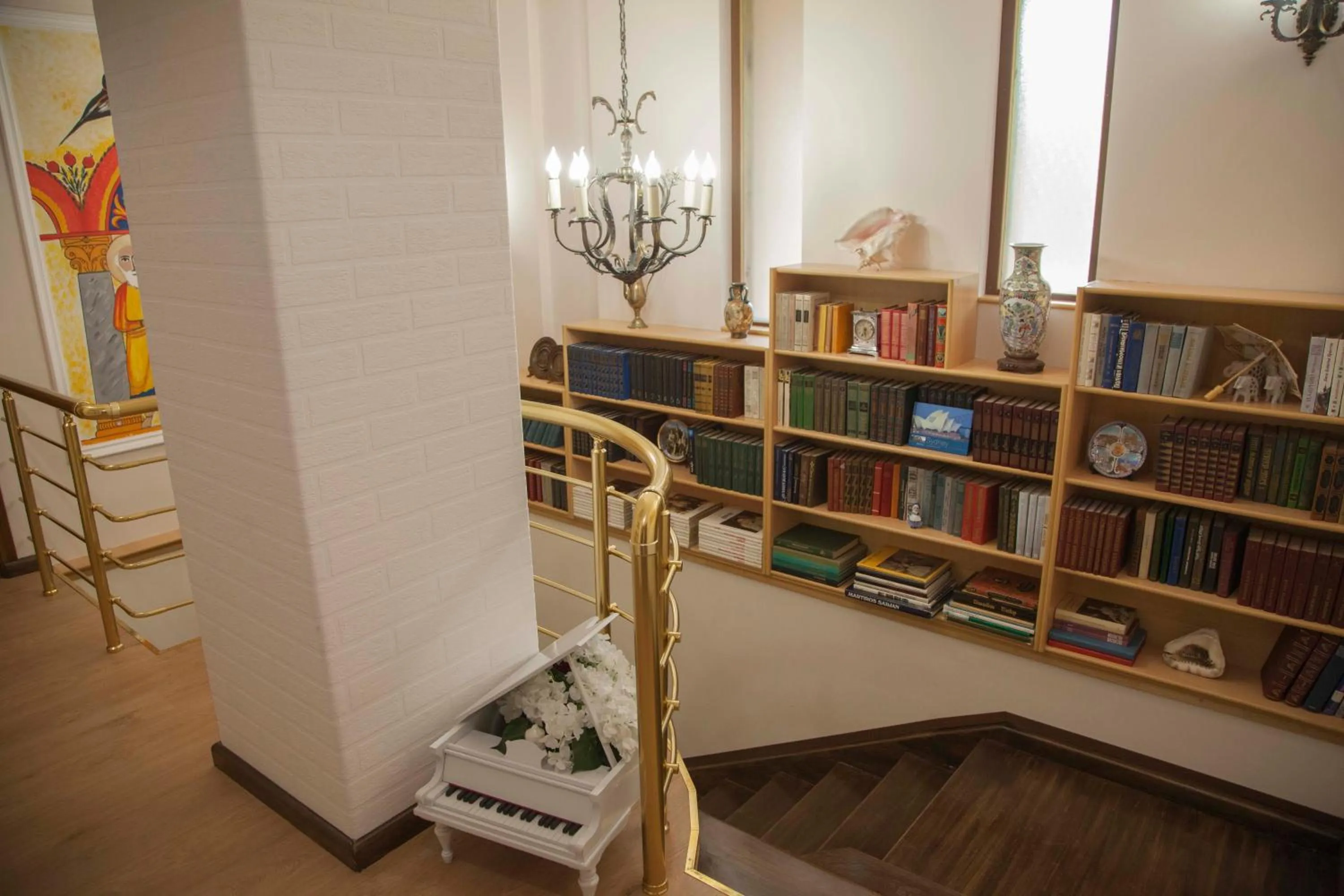 Library in Hin Yerevantsi Hotel