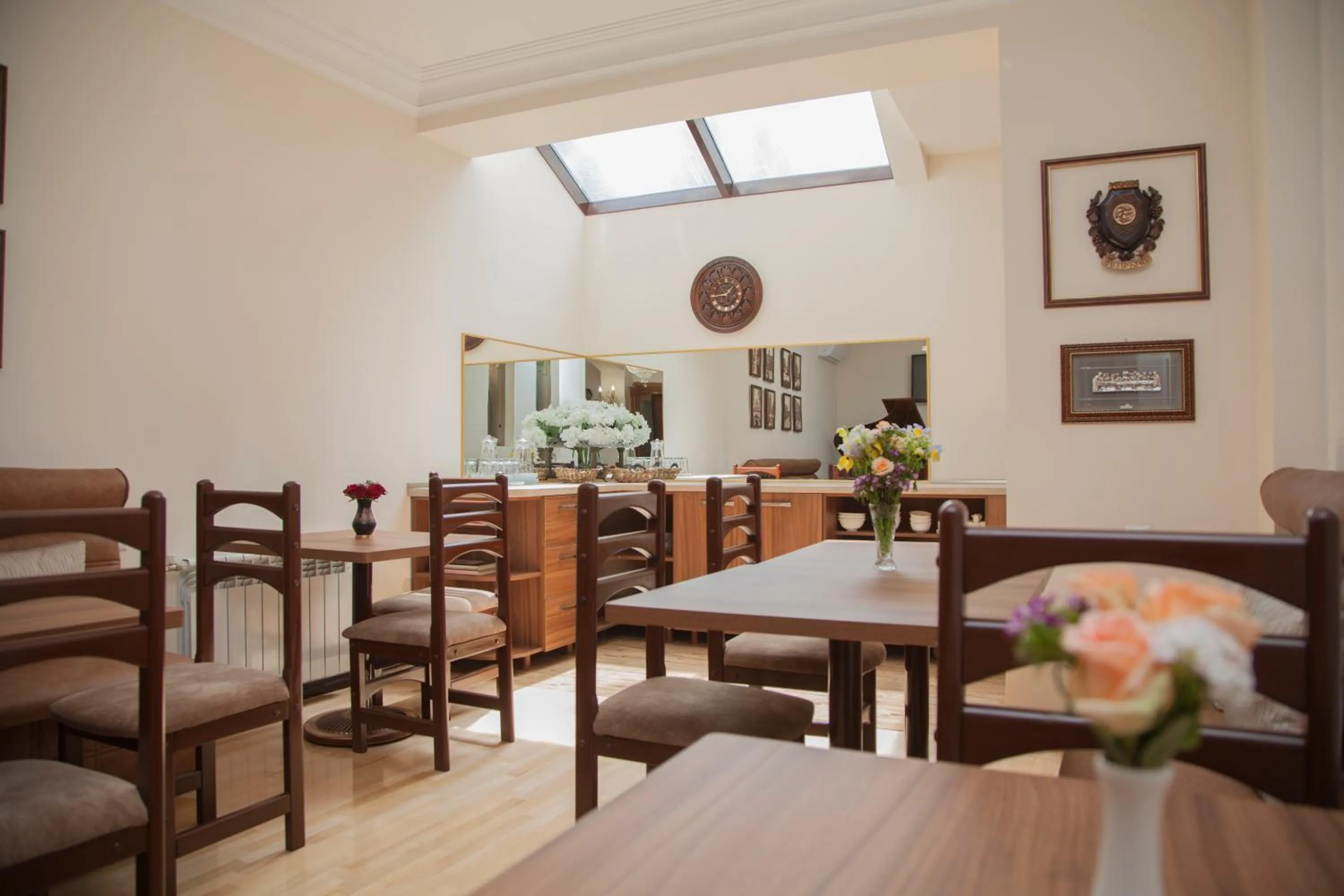 Restaurant/places to eat in Hin Yerevantsi Hotel