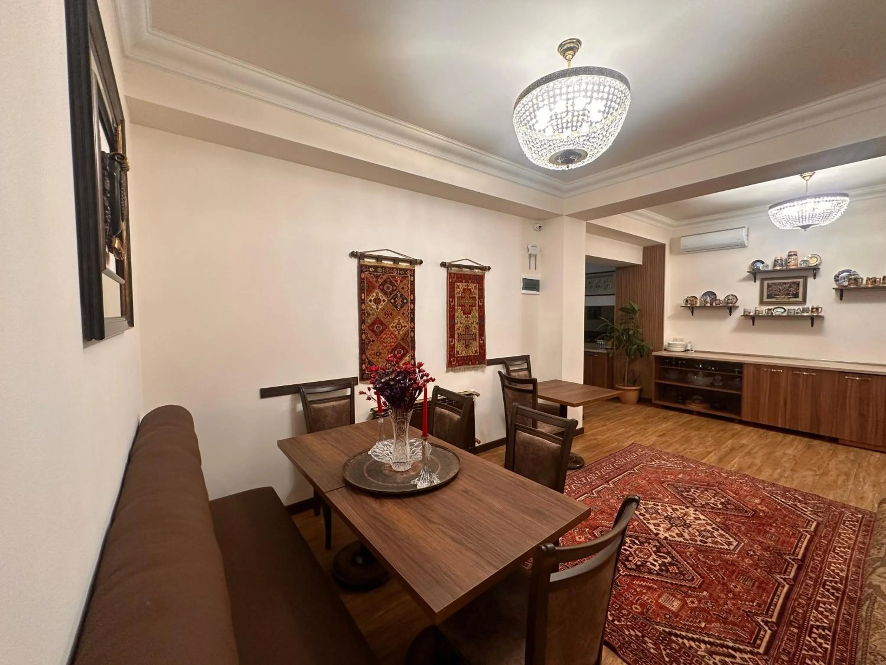 Restaurant/places to eat in Hin Yerevantsi Hotel