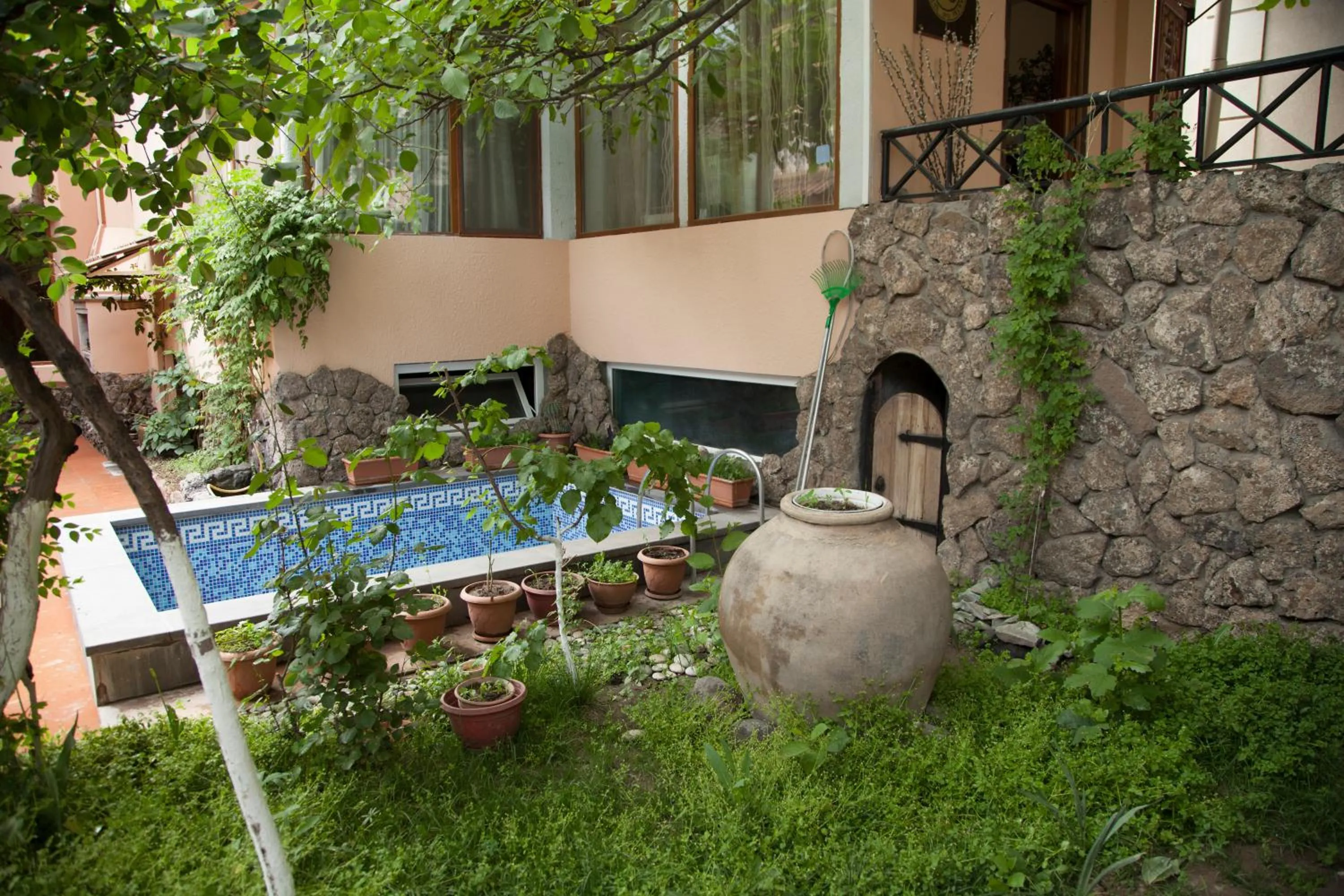 Garden in Hin Yerevantsi Hotel