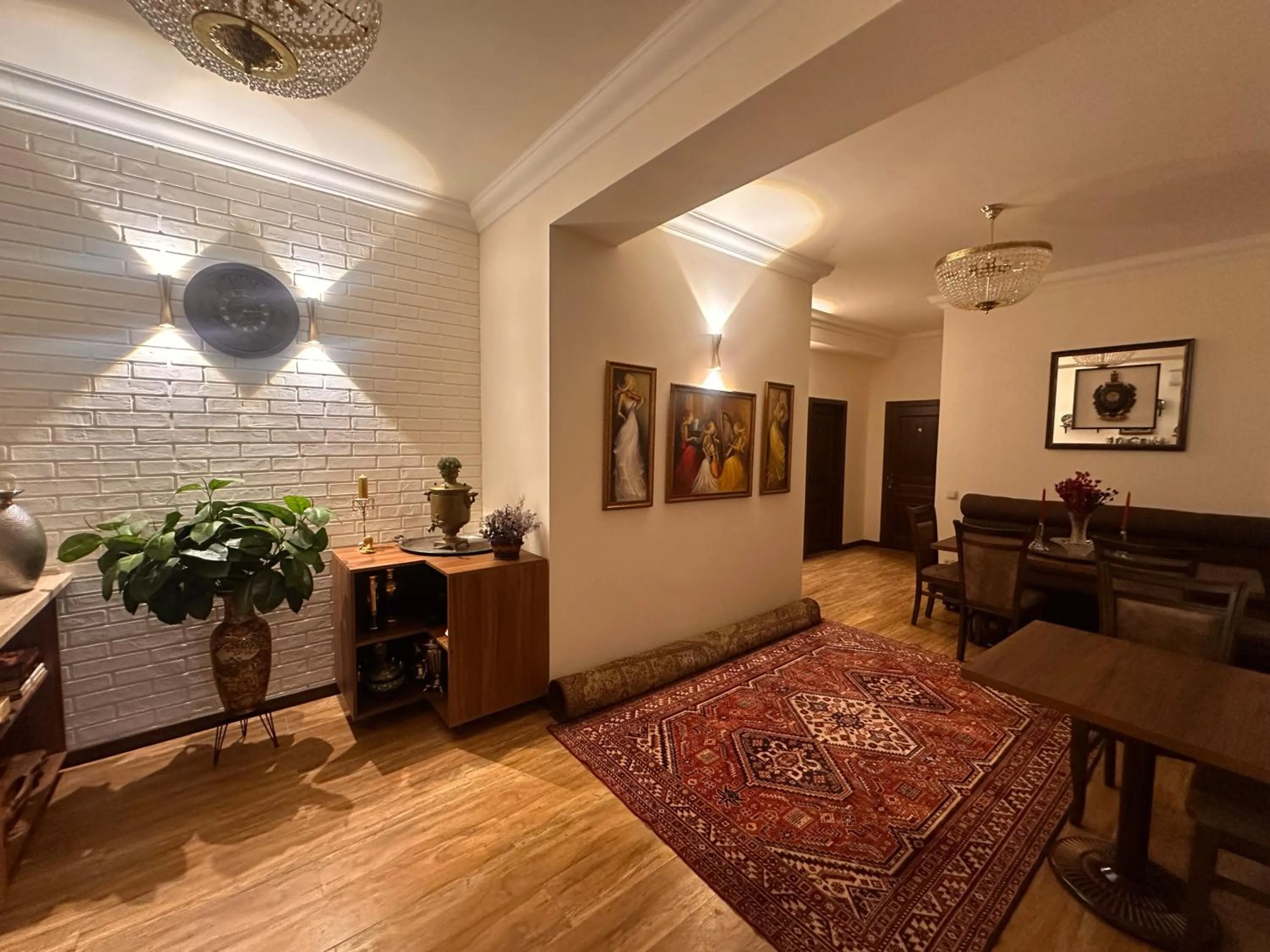 Restaurant/places to eat in Hin Yerevantsi Hotel