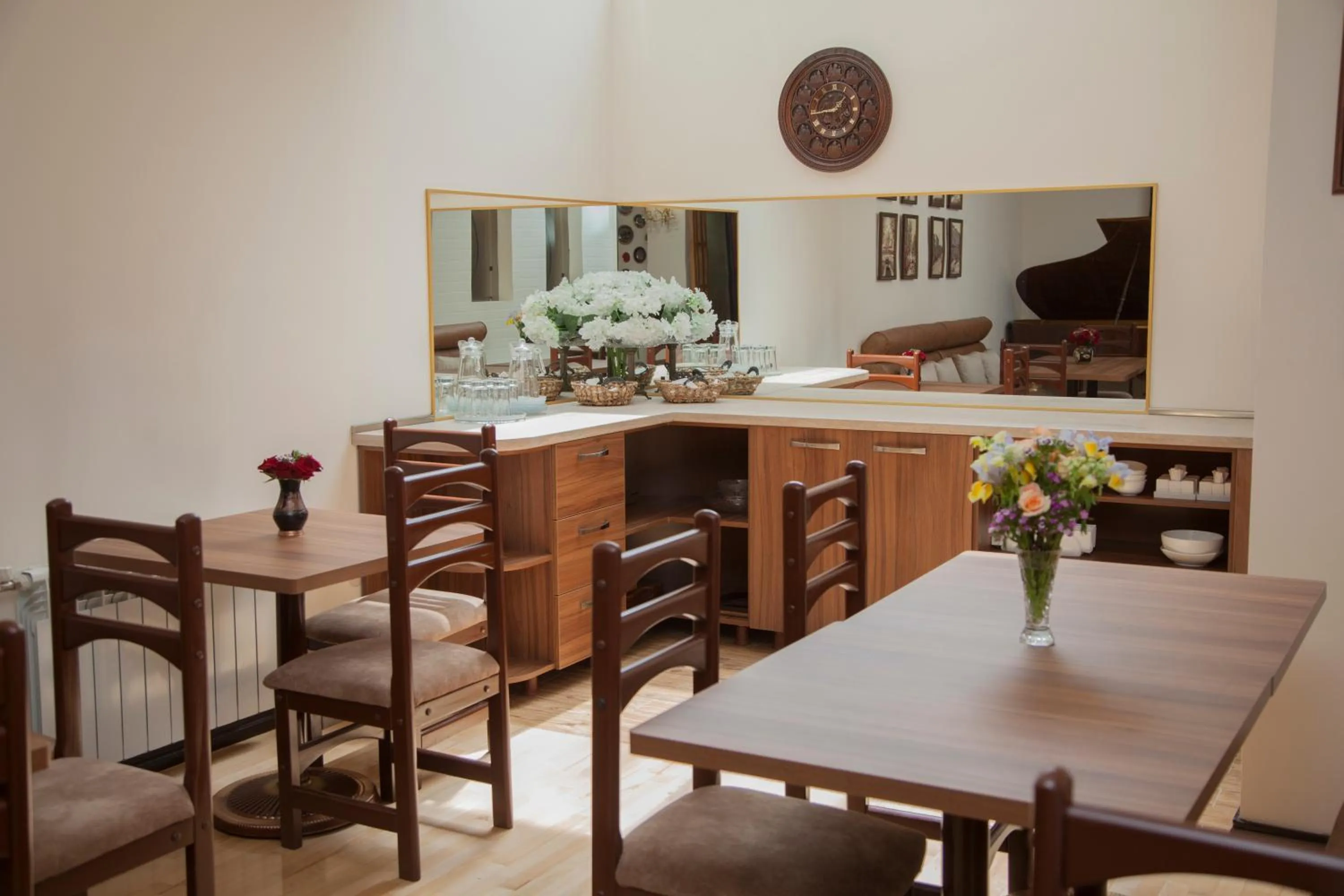 Restaurant/places to eat in Hin Yerevantsi Hotel