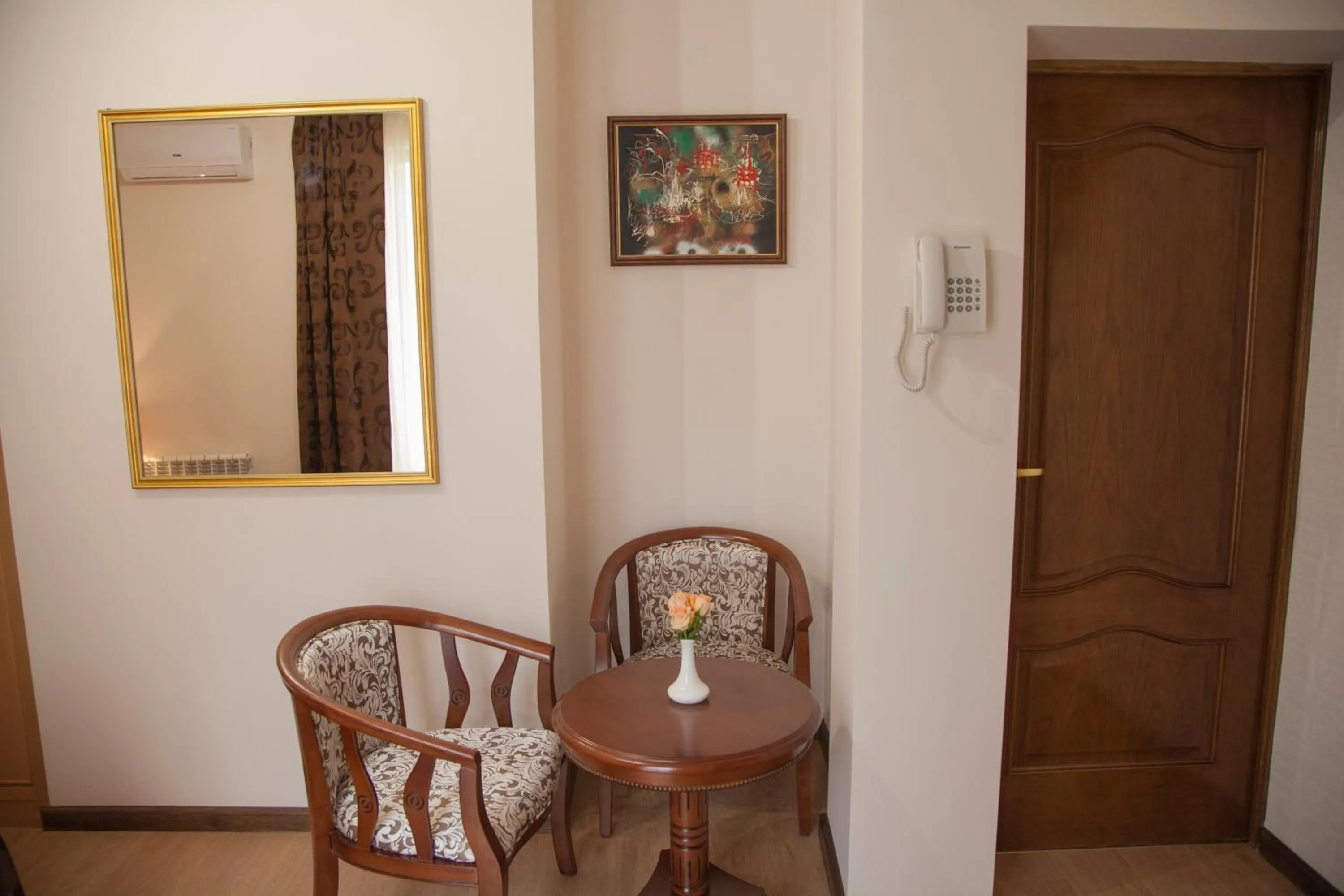 Seating area in Hin Yerevantsi Hotel