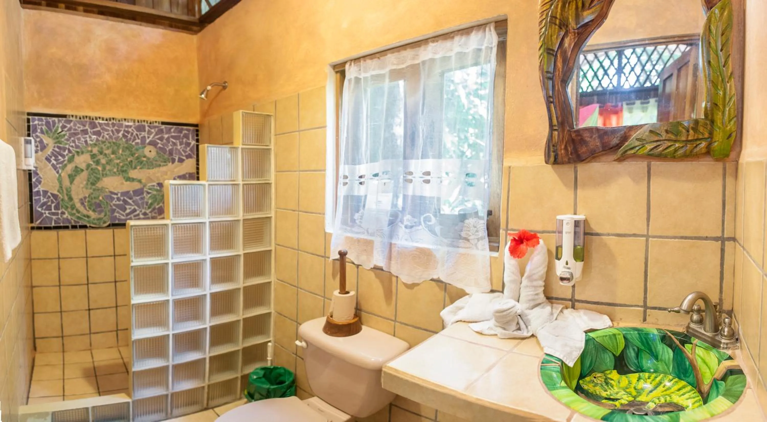 Bathroom in Tierra de Sueños Lodge & Wellness Center