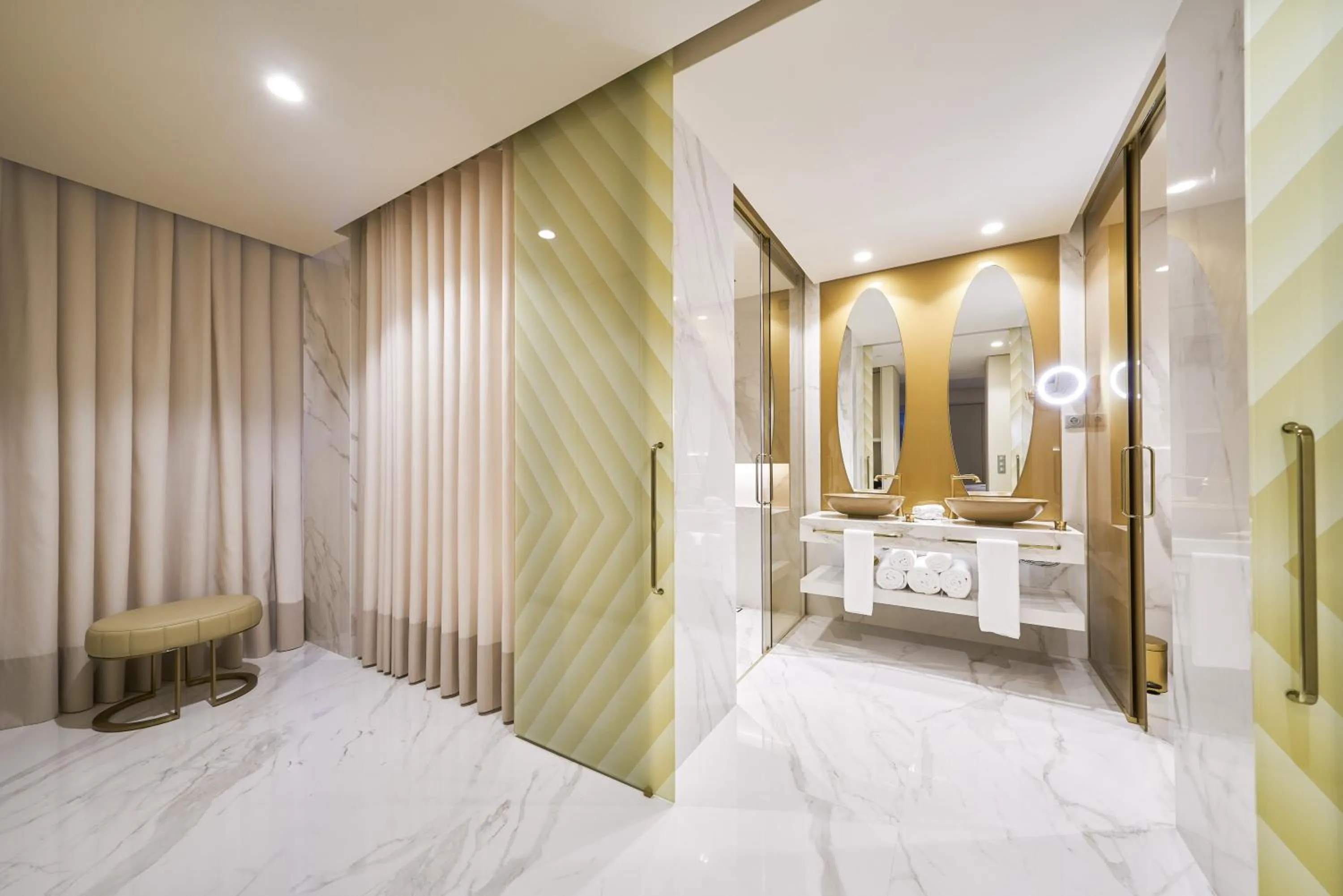 Bathroom, Bed in Savoy Palace - The Leading Hotels of the World - Savoy Signature