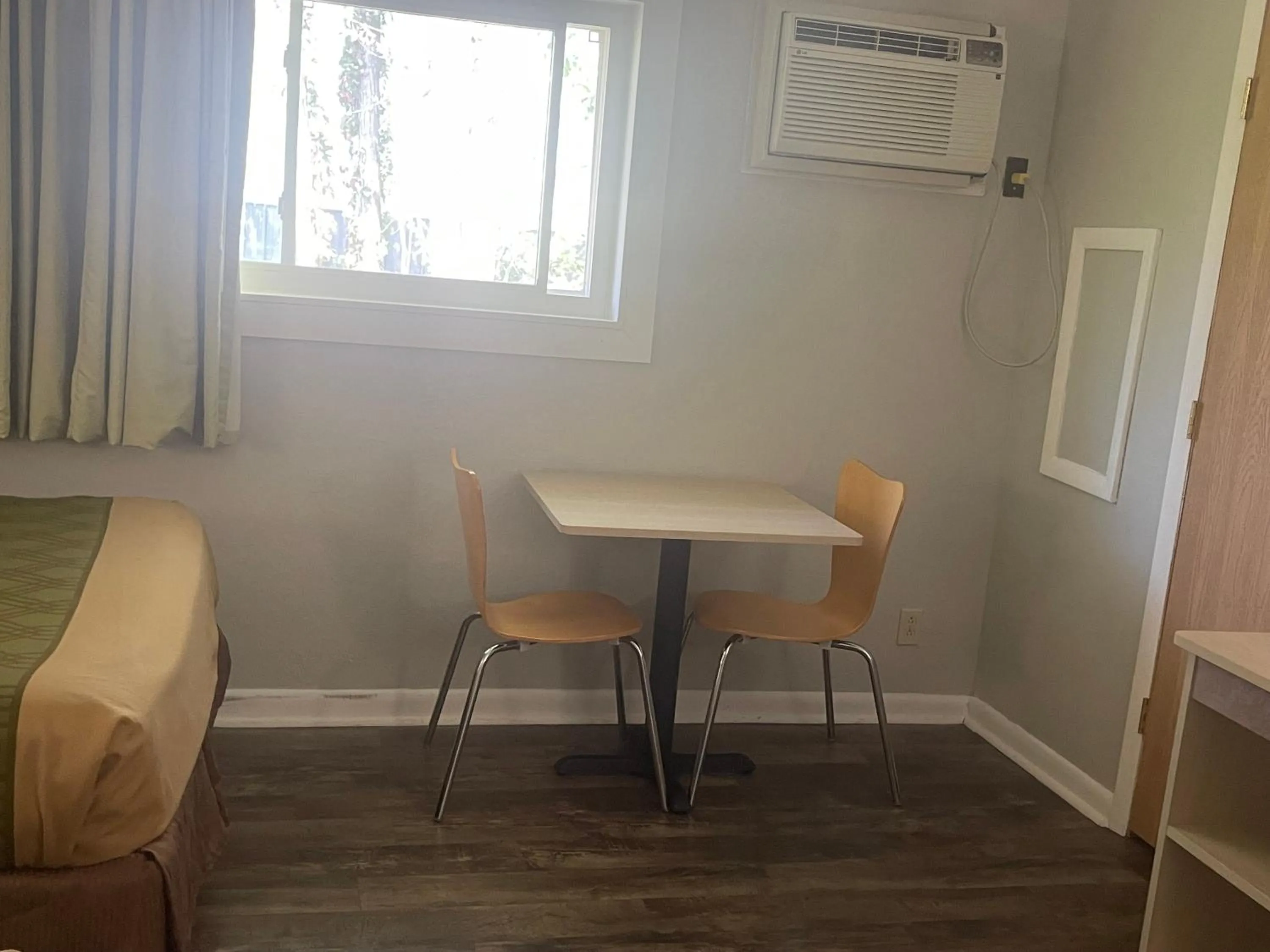 Seating area in Greencastle Inn