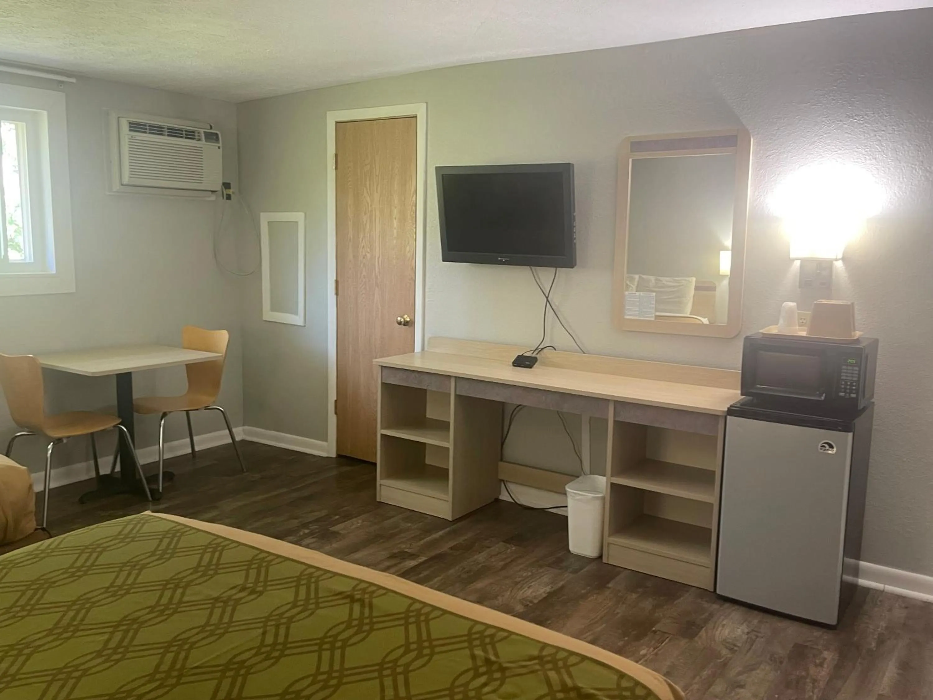 Photo of the whole room in Greencastle Inn