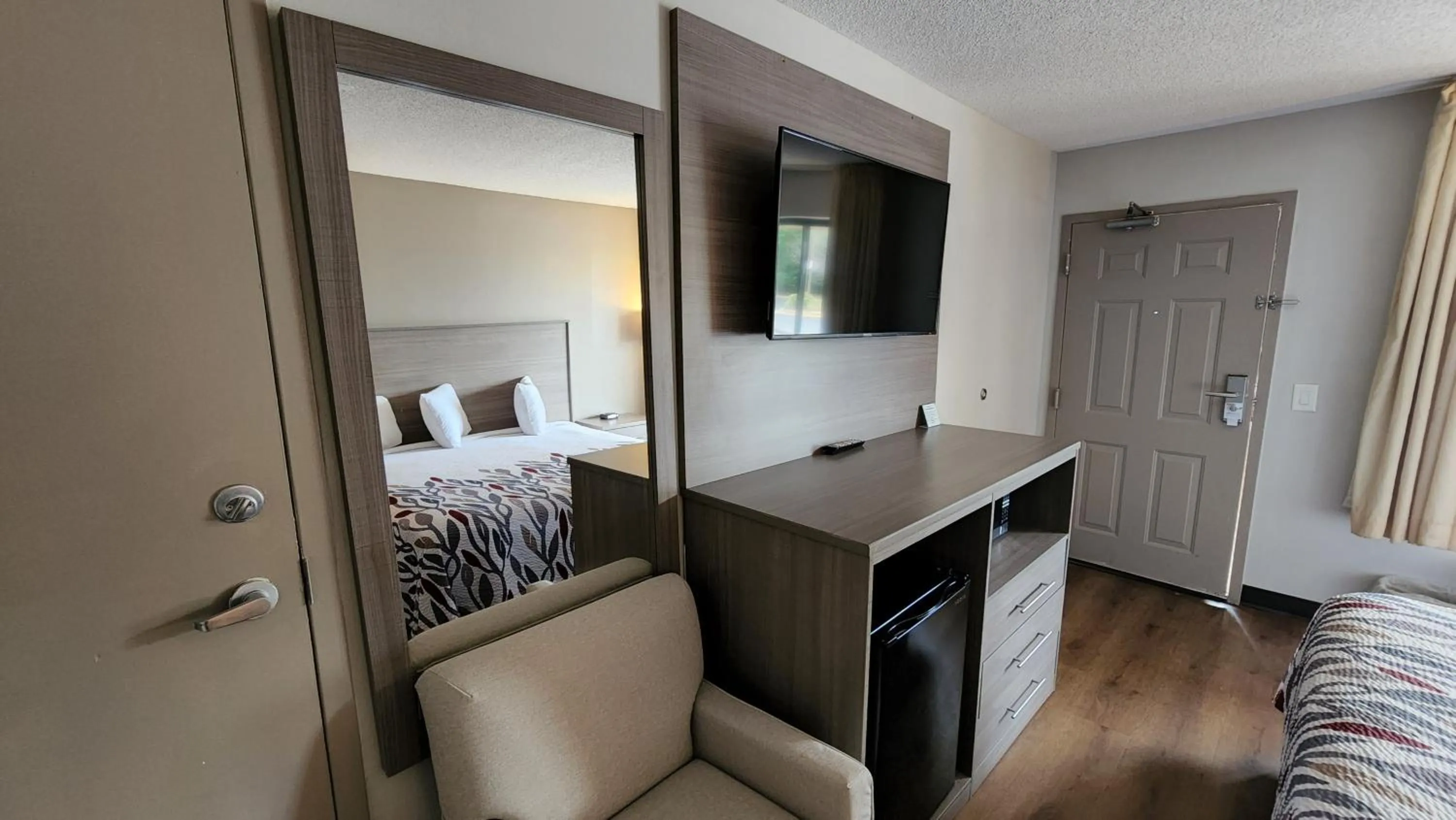 Photo of the whole room, Bed in Red Roof Inn Perry