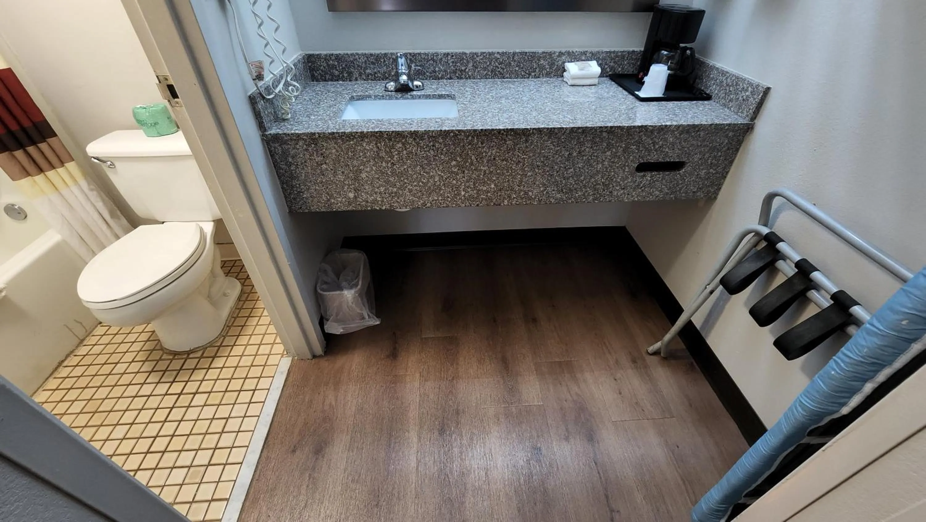 Bathroom in Red Roof Inn Perry