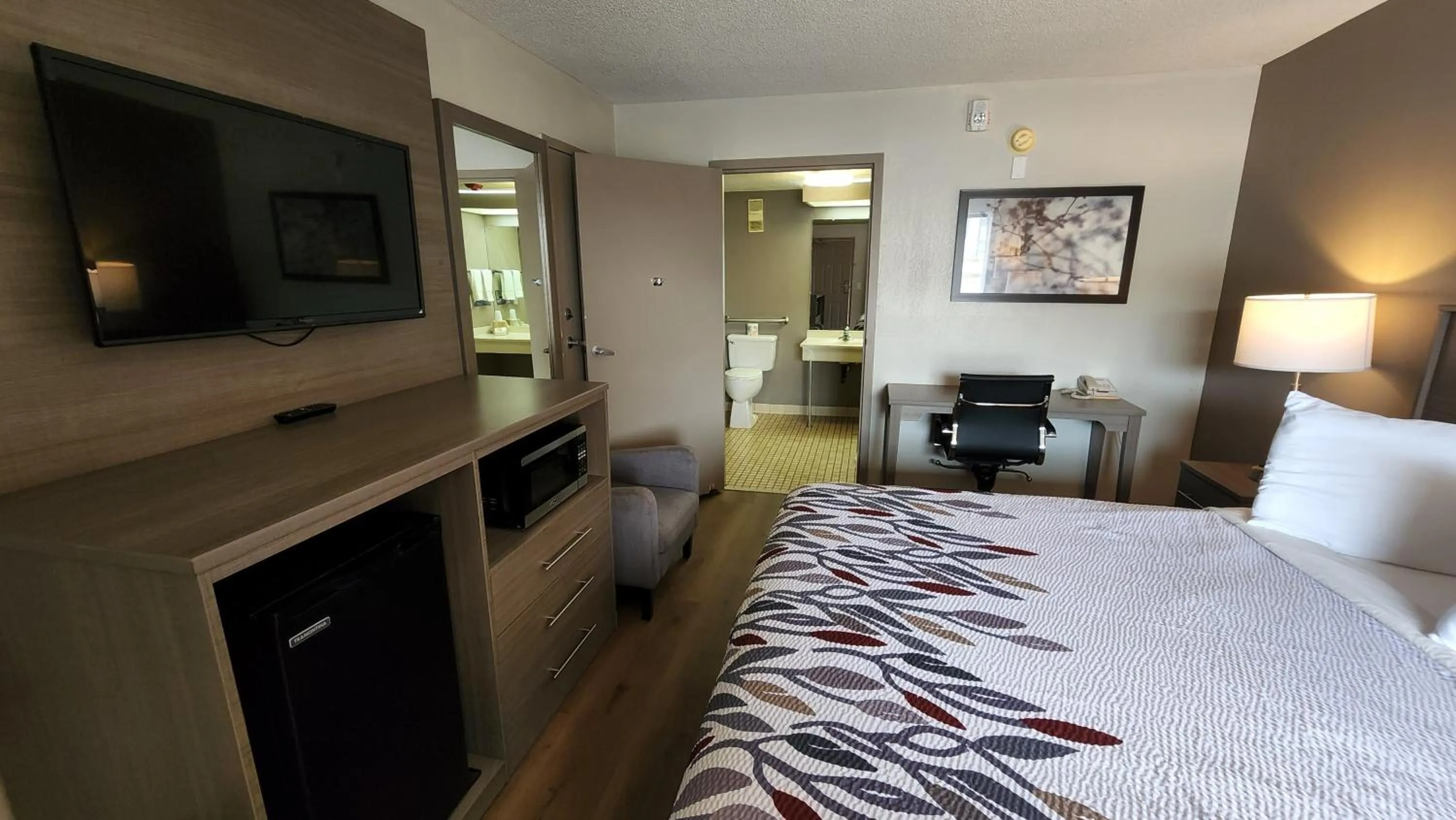 Bedroom, Bed in Red Roof Inn Perry