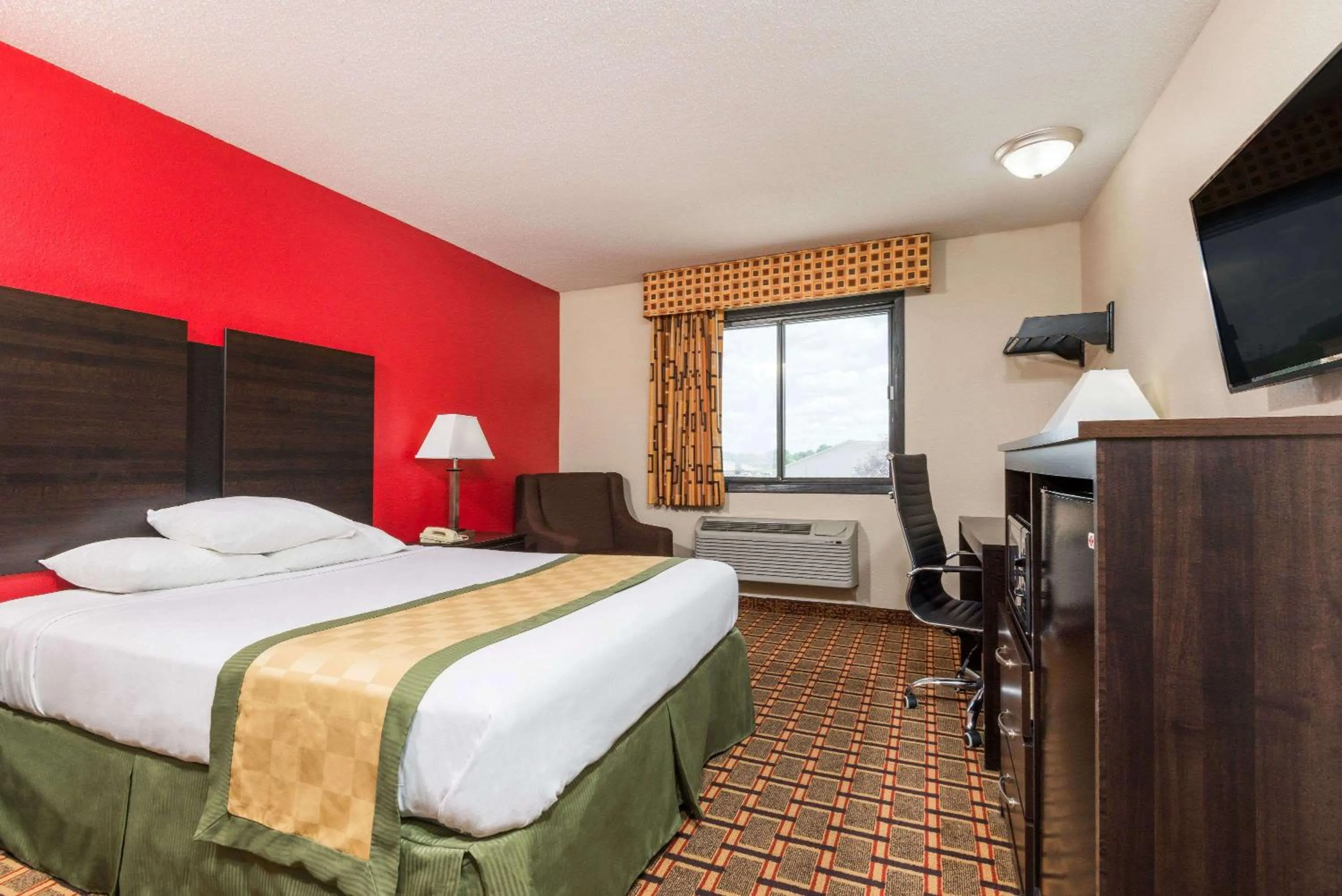 Bedroom, Bed in Days Inn by Wyndham Muncie -Ball State University