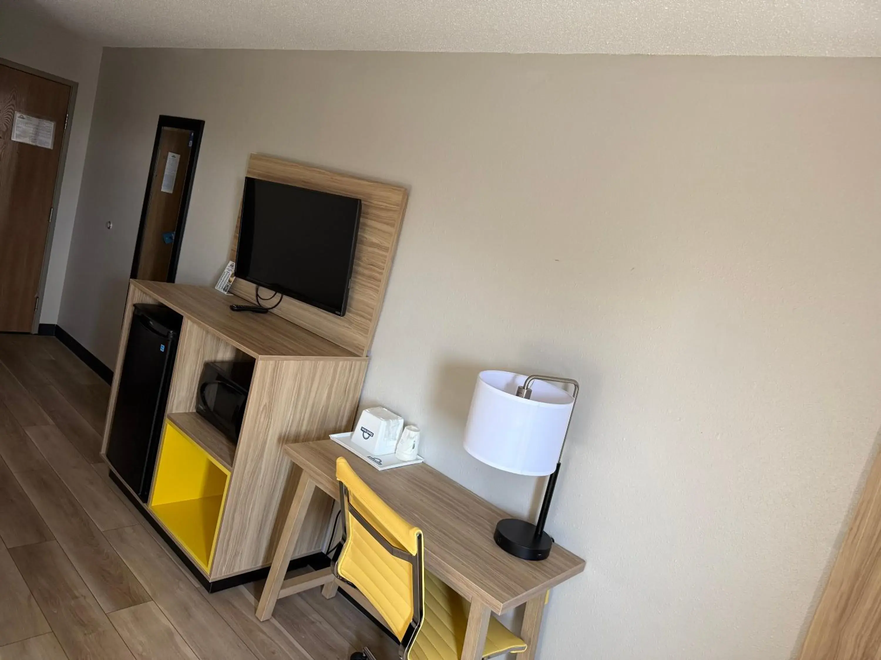 King Room with Bath Tub - Mobility Accessible/Non-Smoking in Days Inn by Wyndham Muncie -Ball State University King Room with Bath Tub - Mobility Accessible/Non-Smoking in Days Inn by Wyndham Muncie -Ball State University