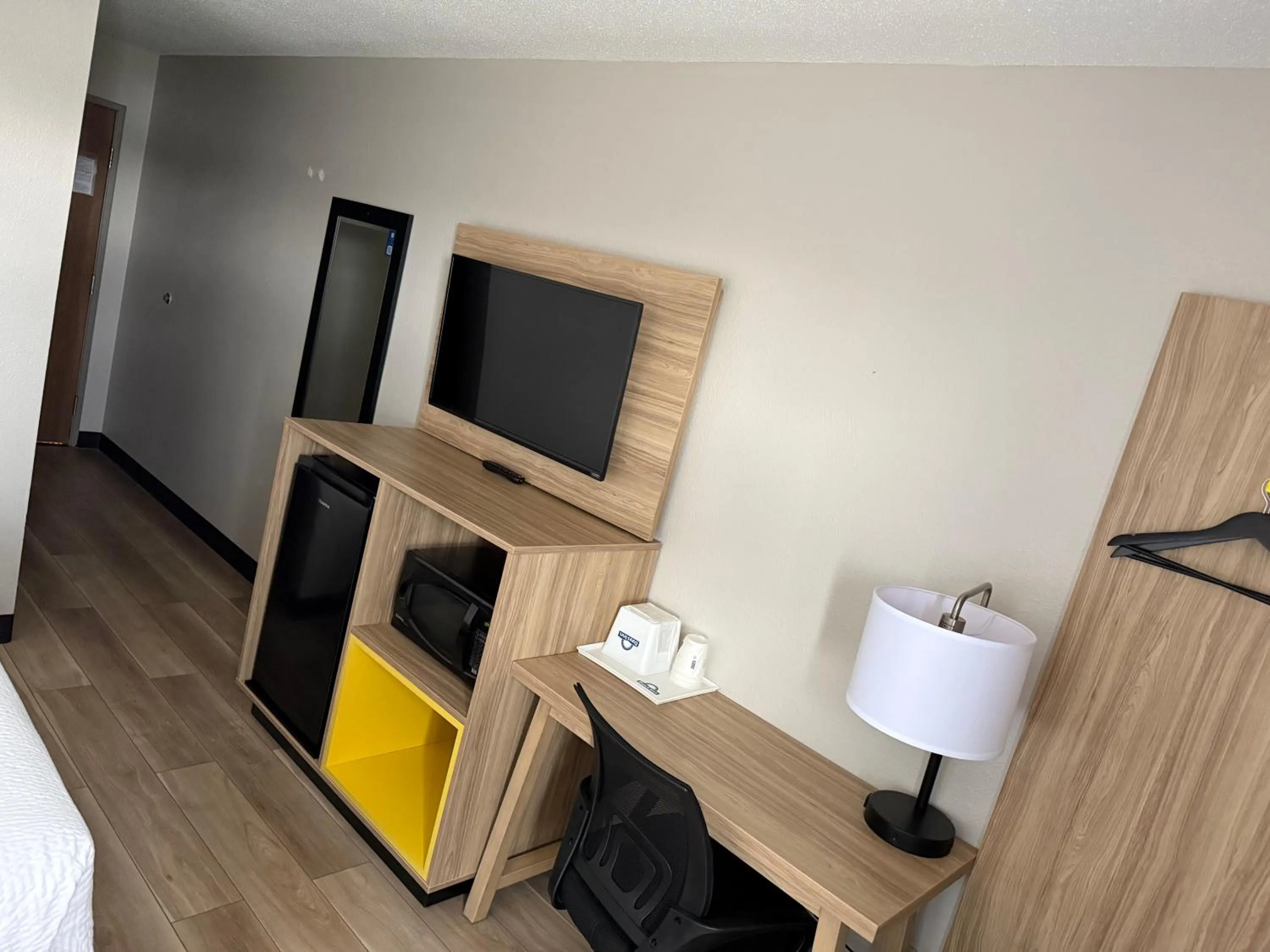 TV and multimedia, Bed in Days Inn by Wyndham Muncie -Ball State University