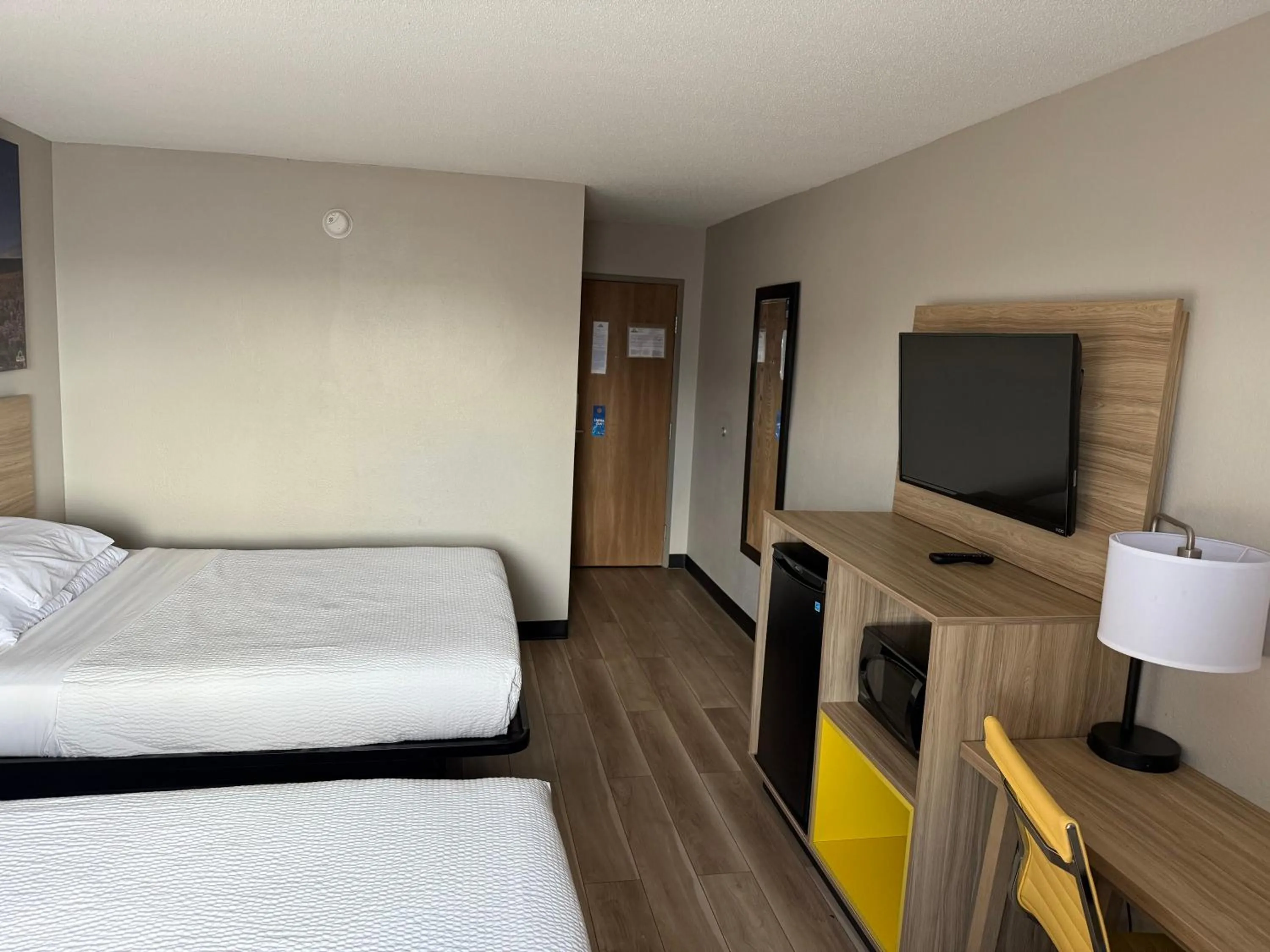 TV and multimedia, Bed in Days Inn by Wyndham Muncie -Ball State University