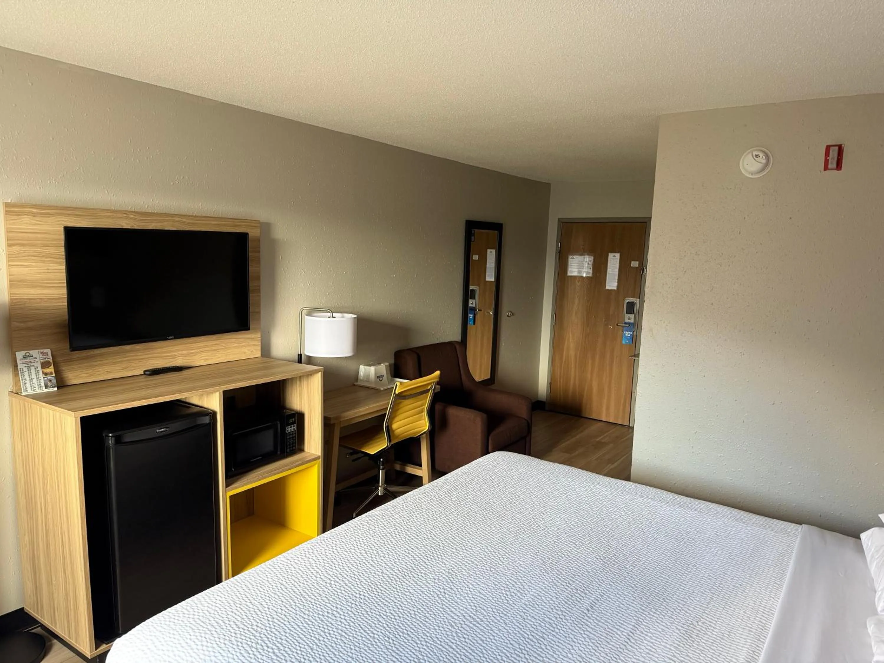 Photo of the whole room, Bed in Days Inn by Wyndham Muncie -Ball State University