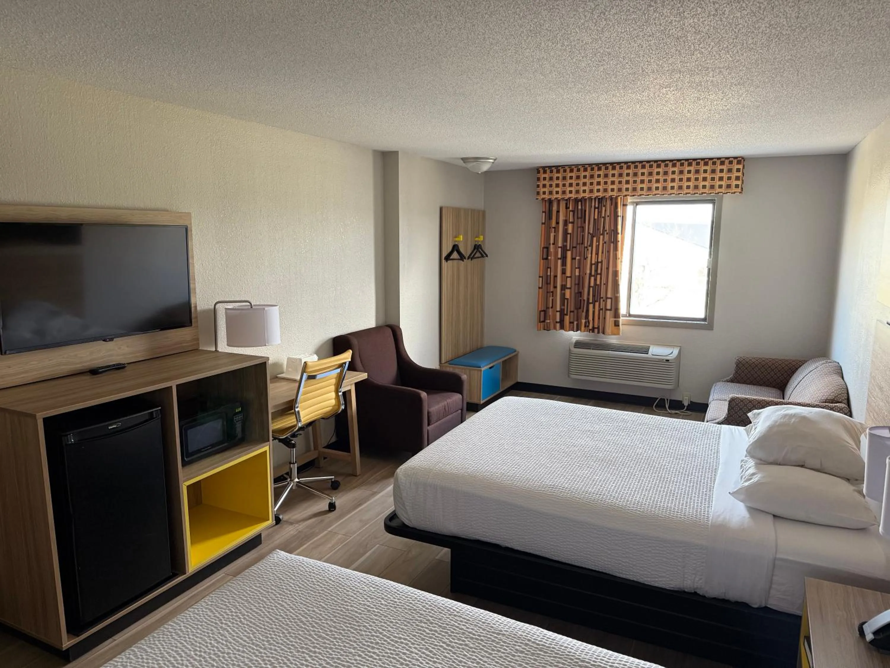 TV and multimedia, Bed in Days Inn by Wyndham Muncie -Ball State University