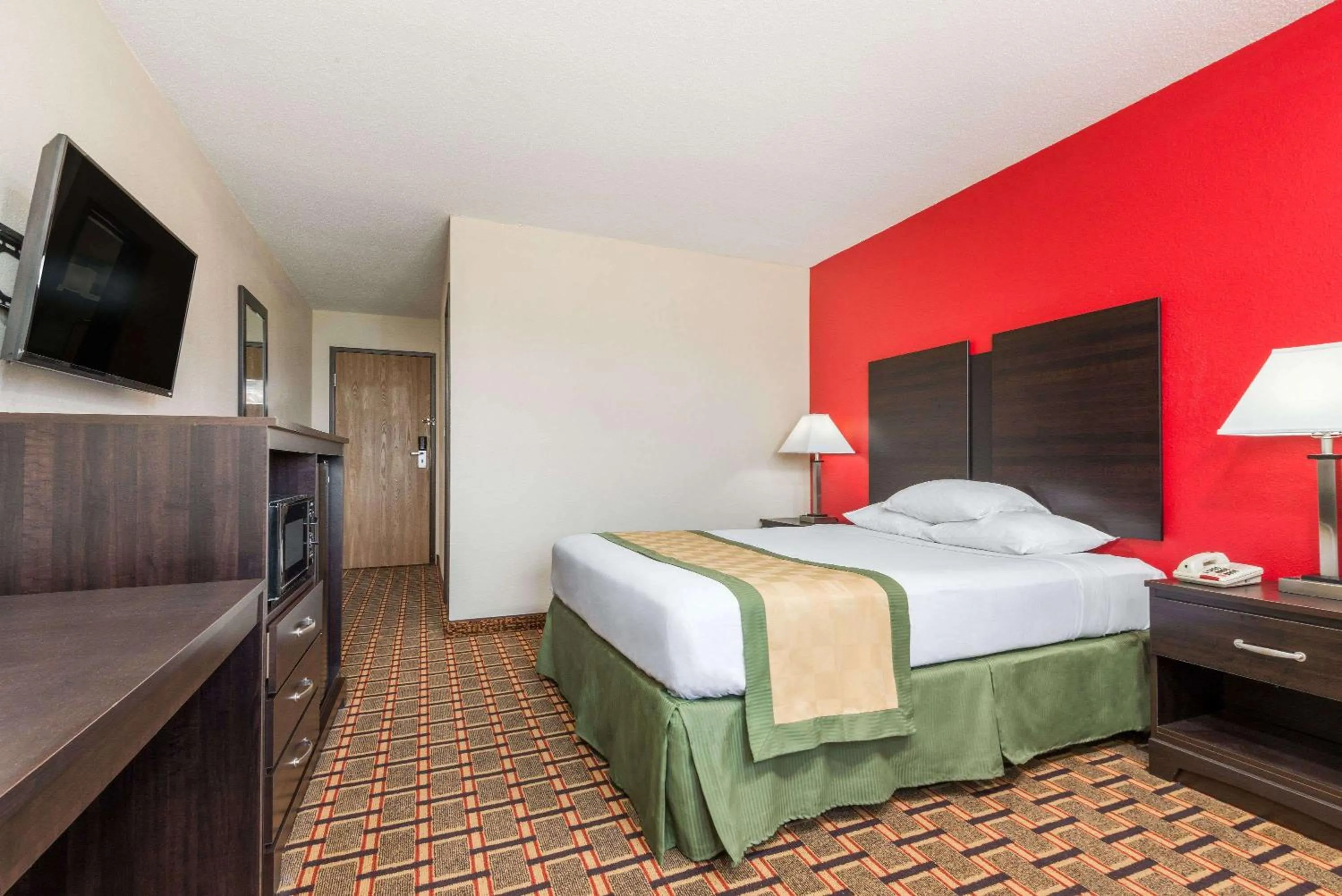 Bedroom, Bed in Days Inn by Wyndham Muncie -Ball State University