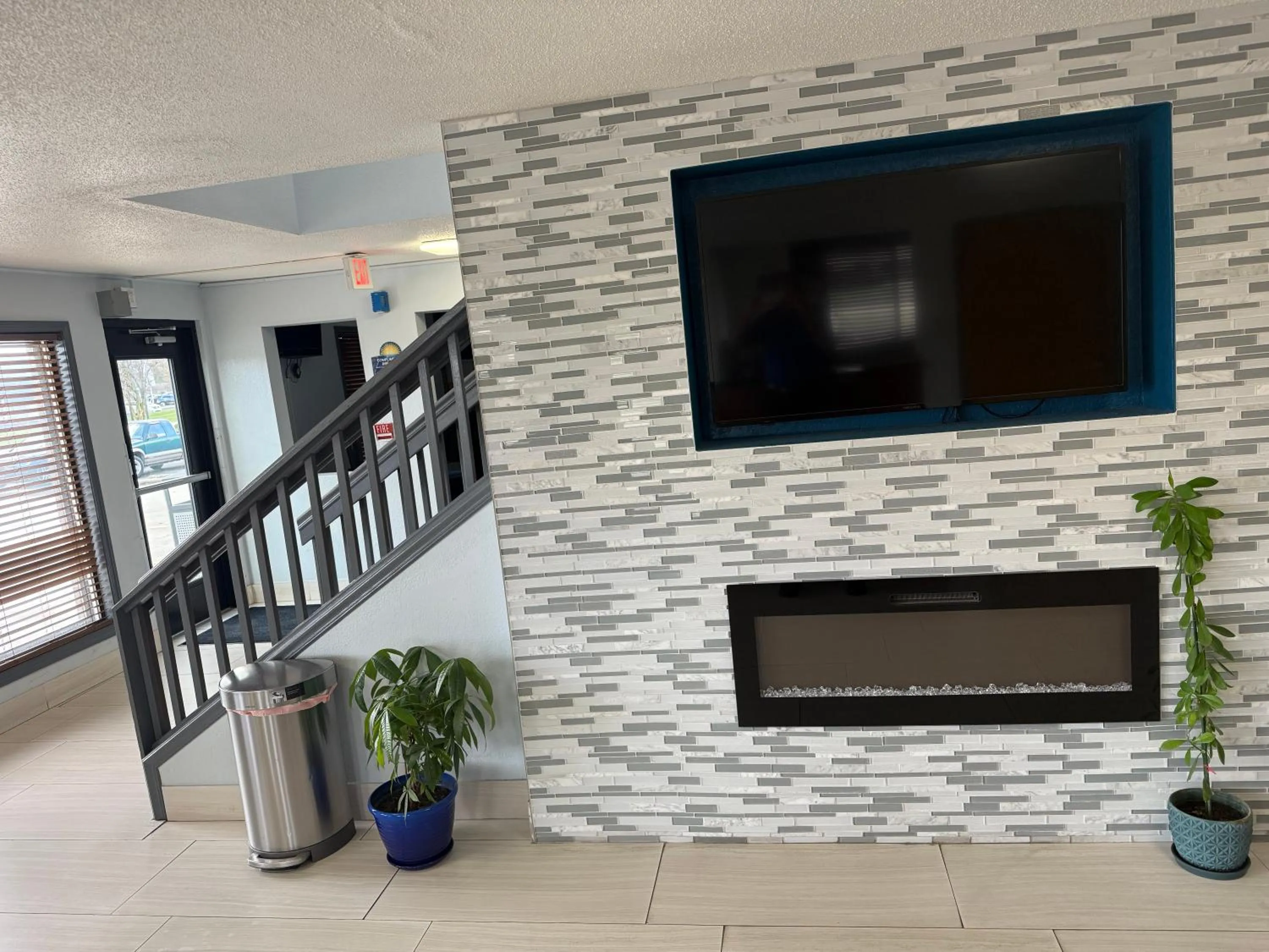 TV and multimedia in Days Inn by Wyndham Muncie -Ball State University