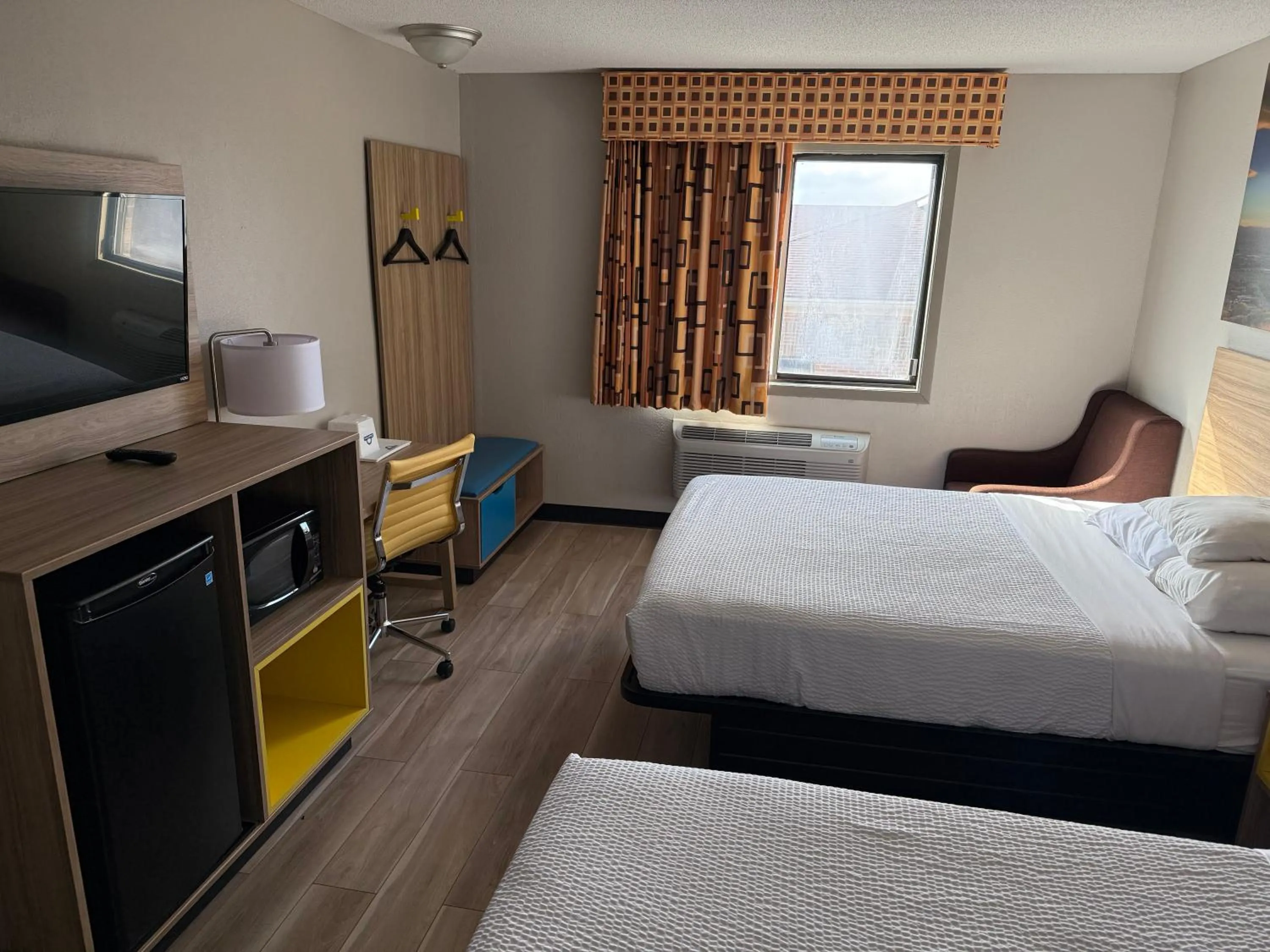 Photo of the whole room, Bed in Days Inn by Wyndham Muncie -Ball State University