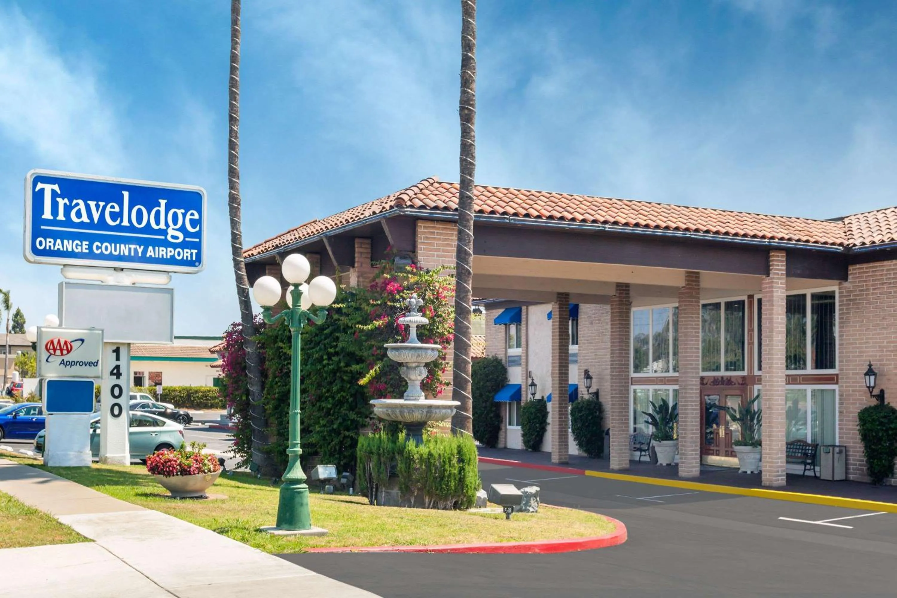 Property building in Travelodge by Wyndham Orange County Airport/ Costa Mesa