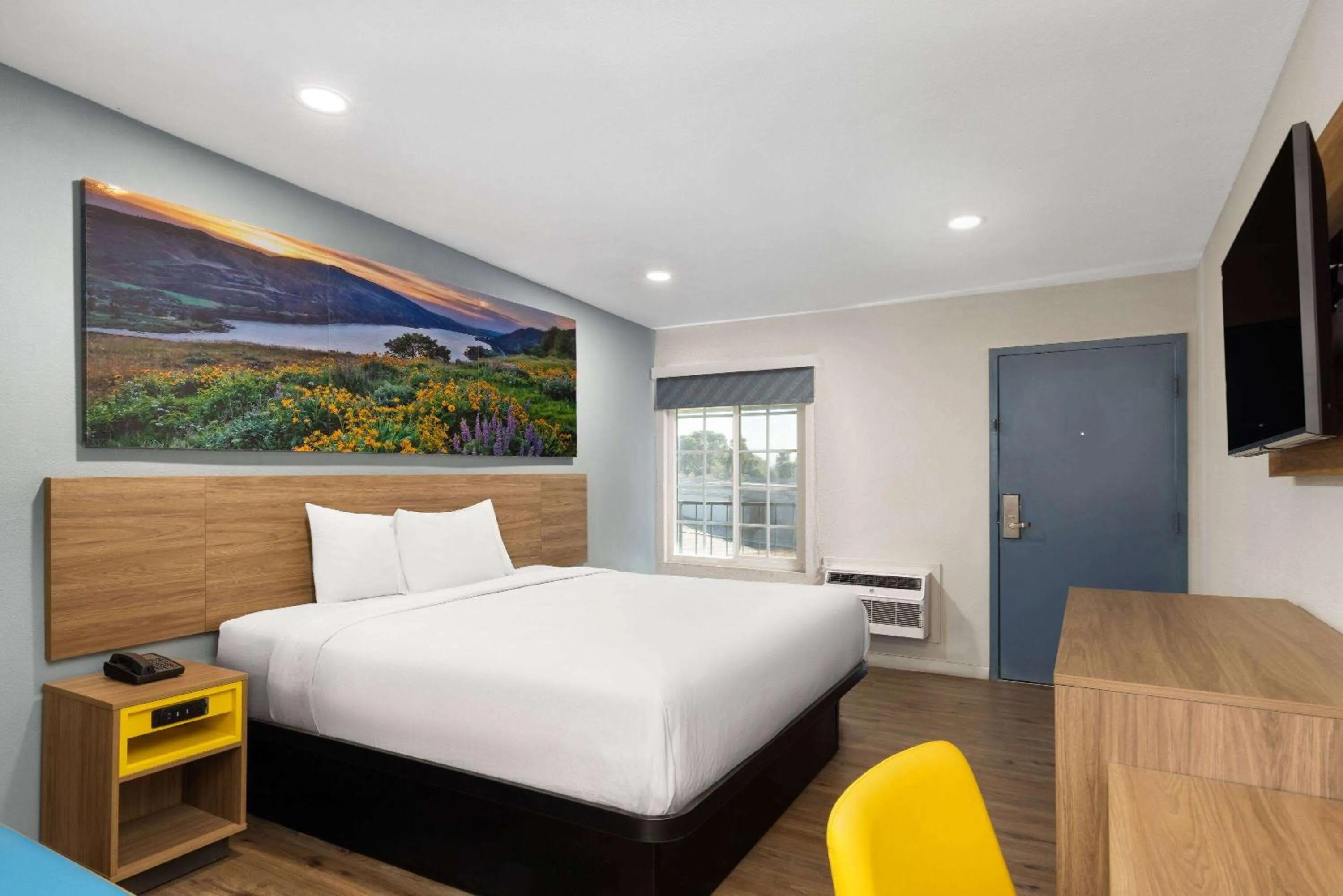 Photo of the whole room, Bed in Days-Inn by Wyndham Bakersfield