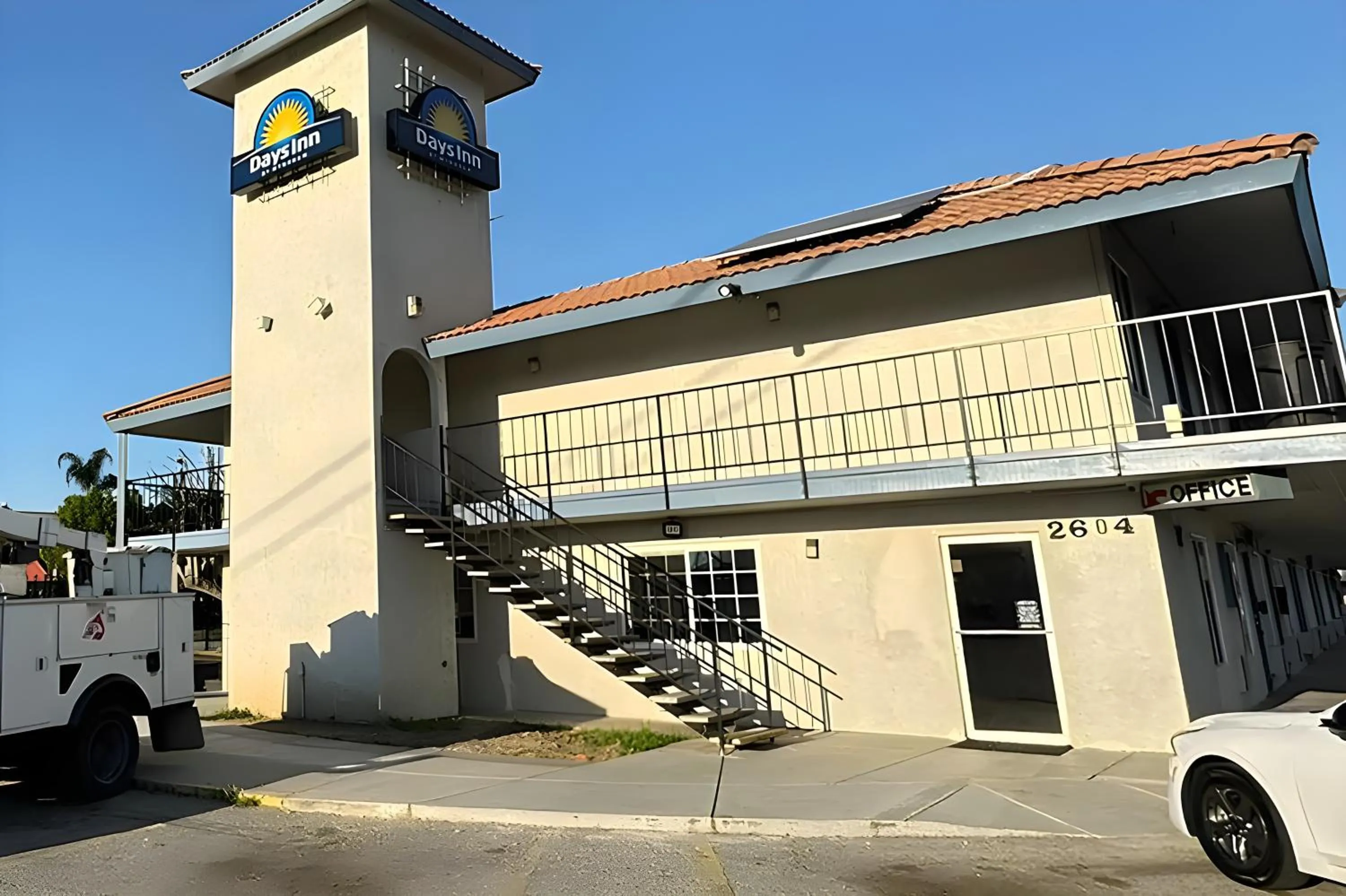 Property building in Days-Inn by Wyndham Bakersfield