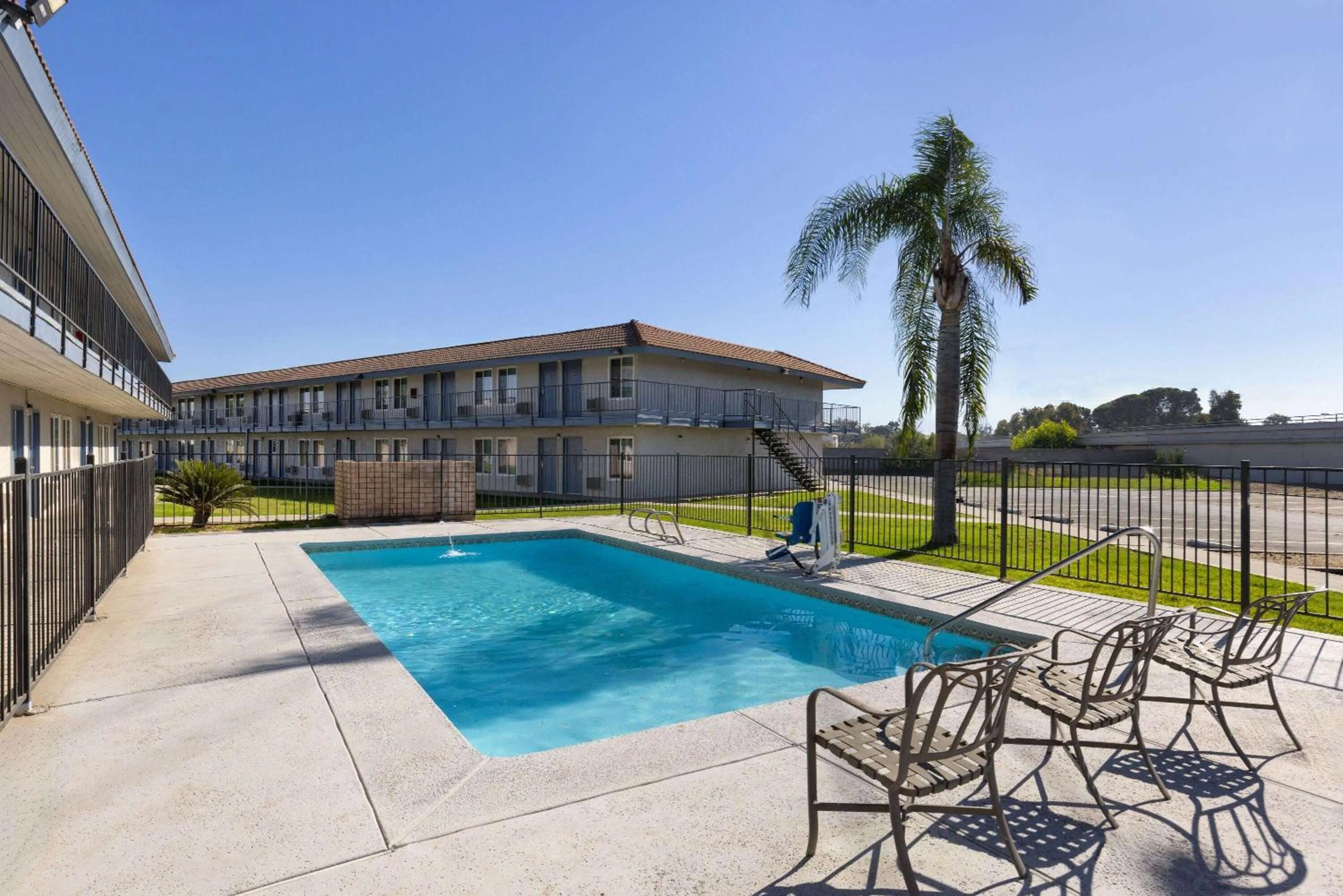 Swimming pool in Days-Inn by Wyndham Bakersfield