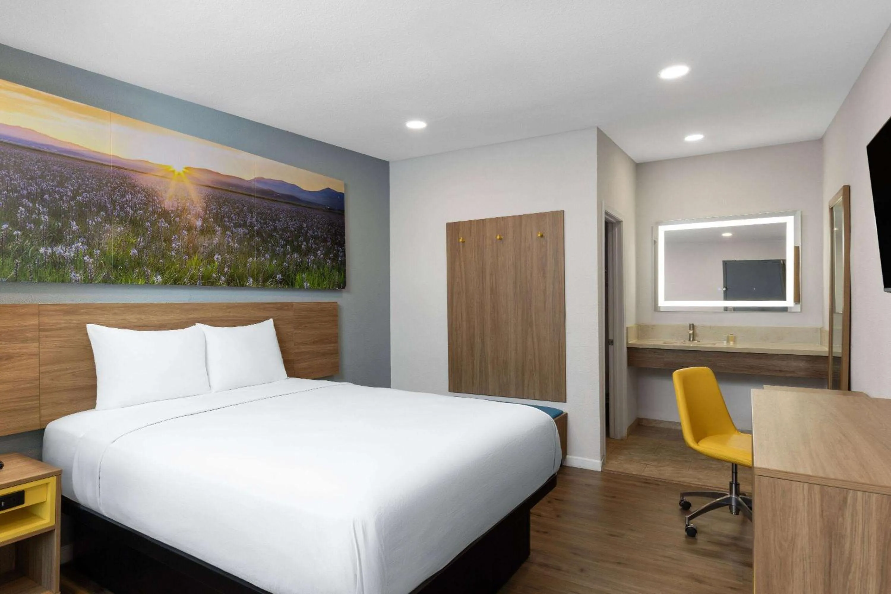 Photo of the whole room, Bed in Days-Inn by Wyndham Bakersfield