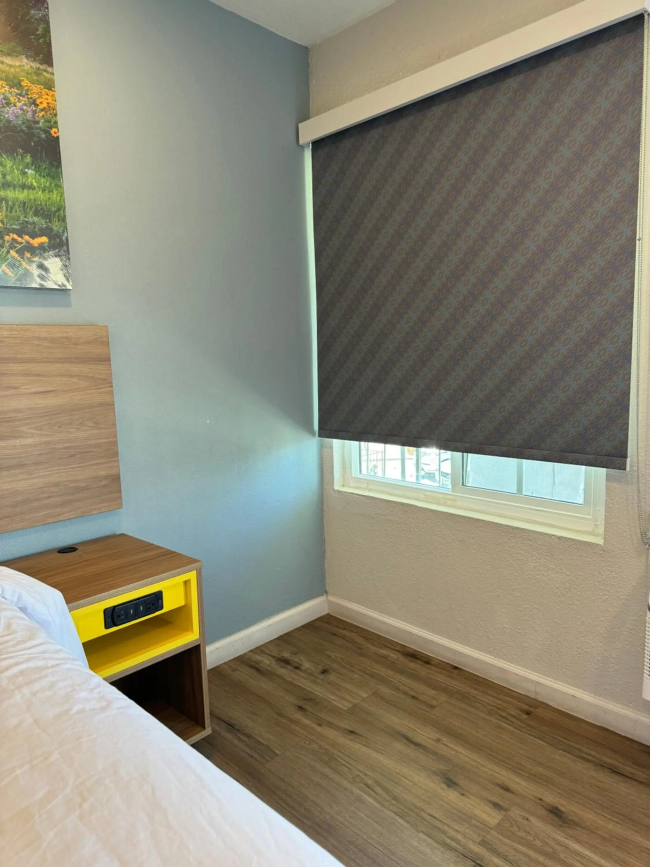 View (from property/room), Bed in Days-Inn by Wyndham Bakersfield