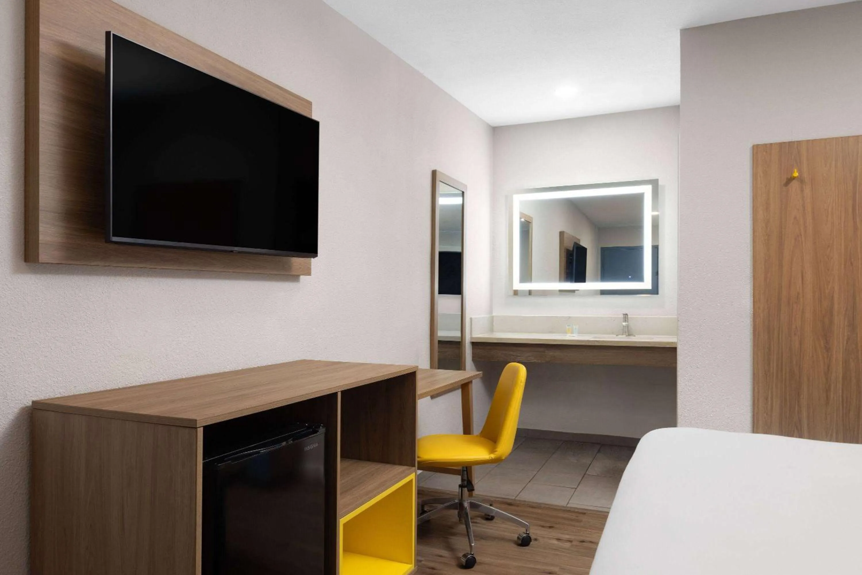 Photo of the whole room, Bed in Days-Inn by Wyndham Bakersfield