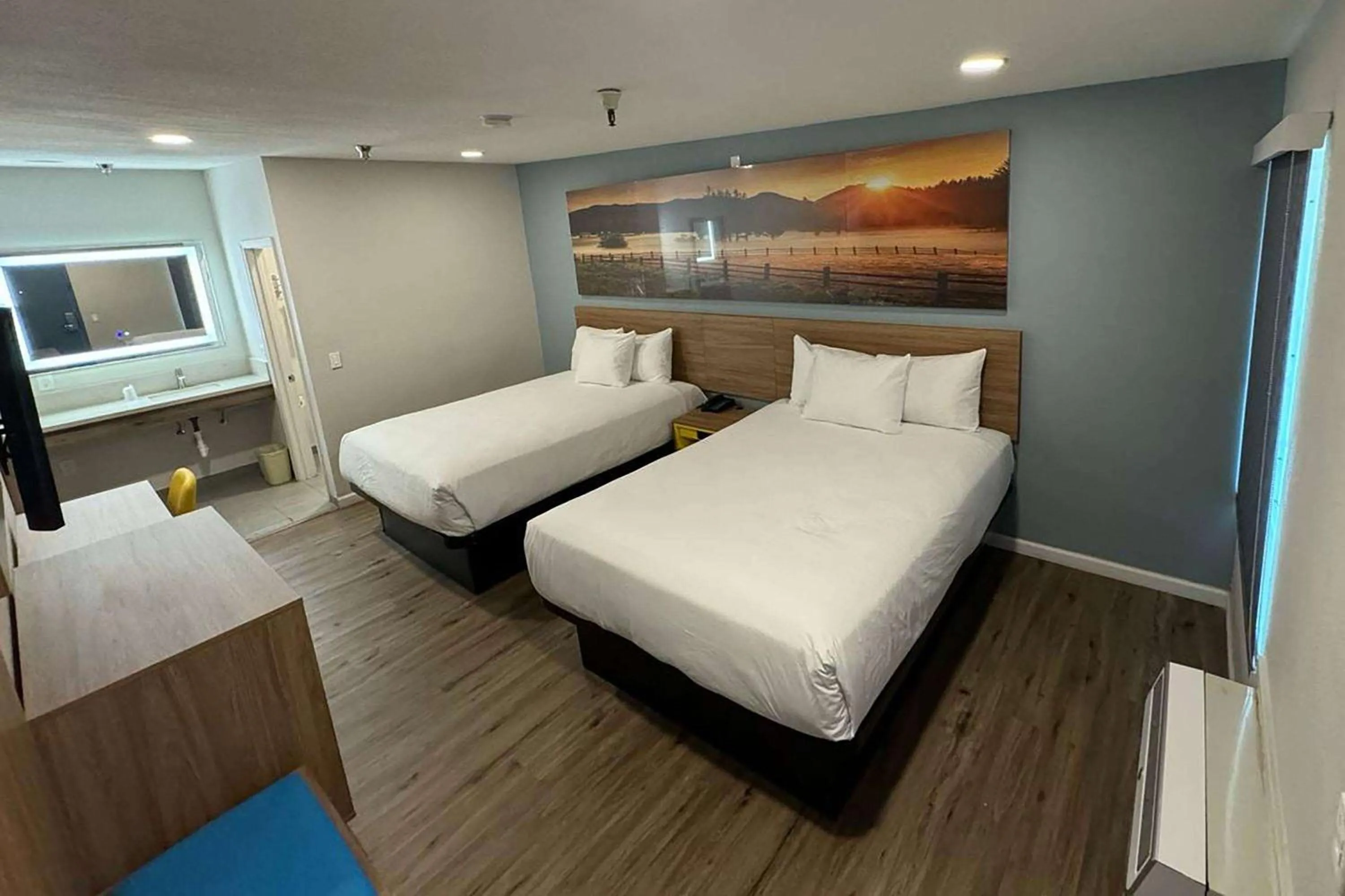 Photo of the whole room, Bed in Rosedale Inn Bakersfield