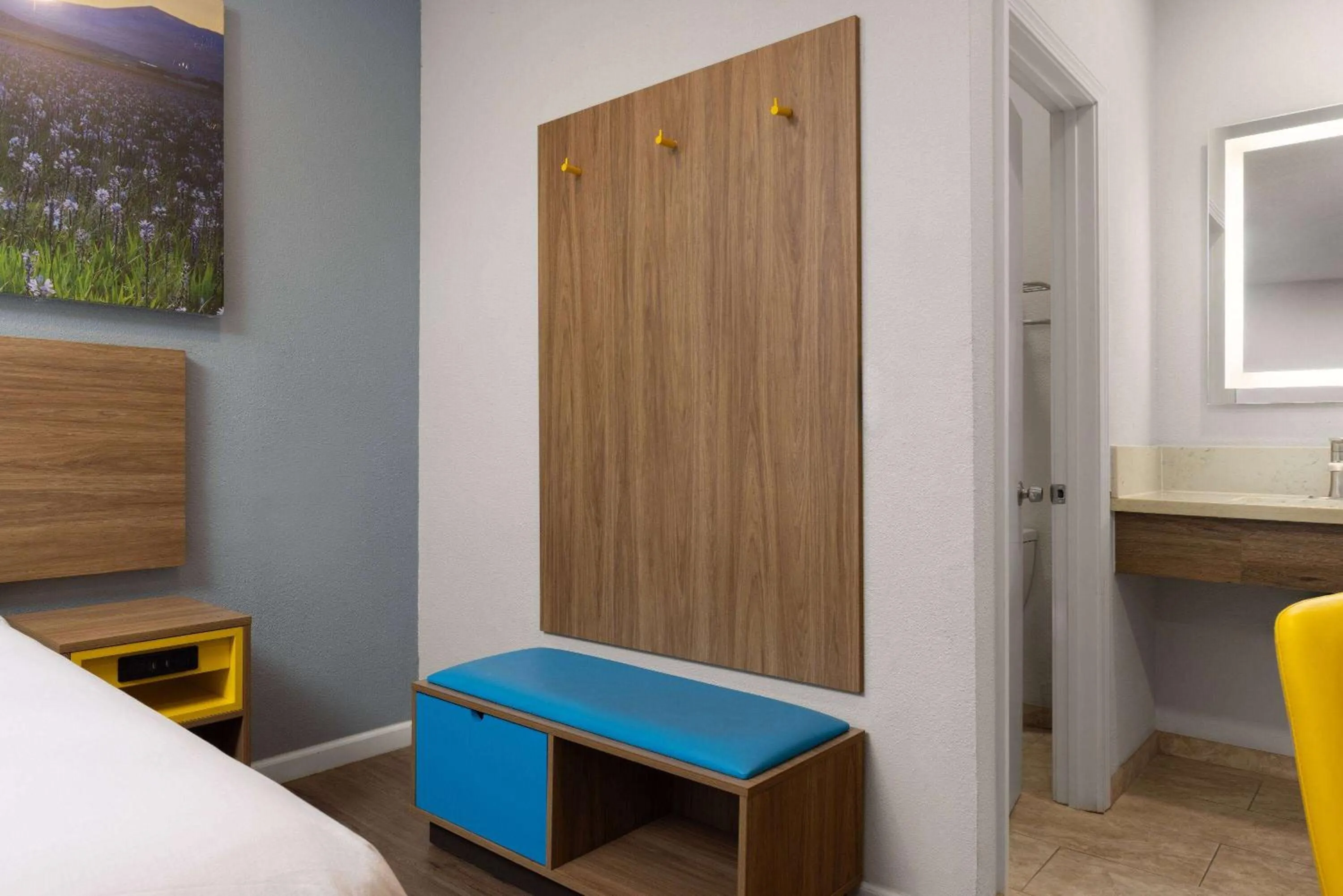 Photo of the whole room, Bed in Days-Inn by Wyndham Bakersfield