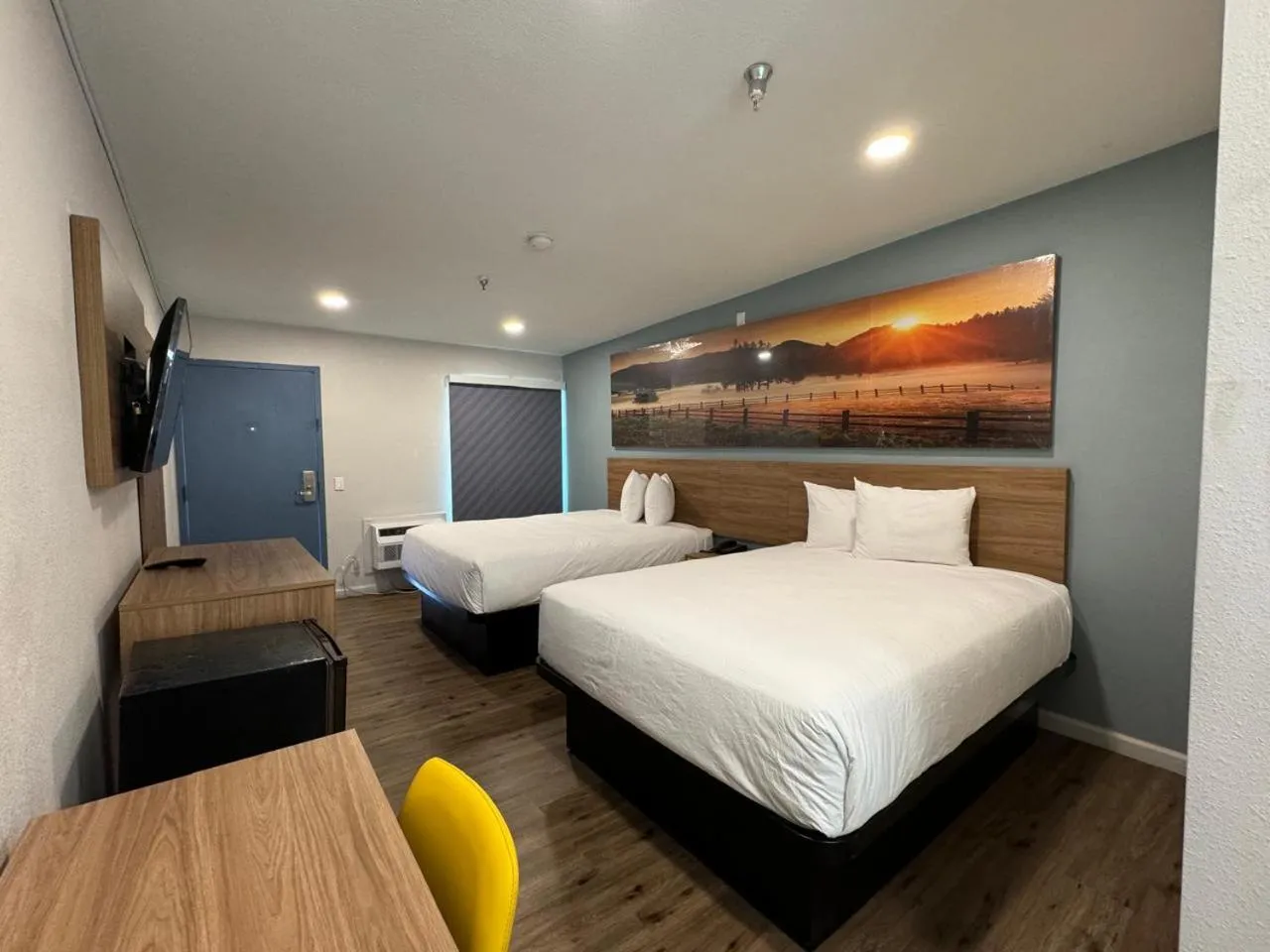 TV and multimedia, Bed in Days-Inn by Wyndham Bakersfield